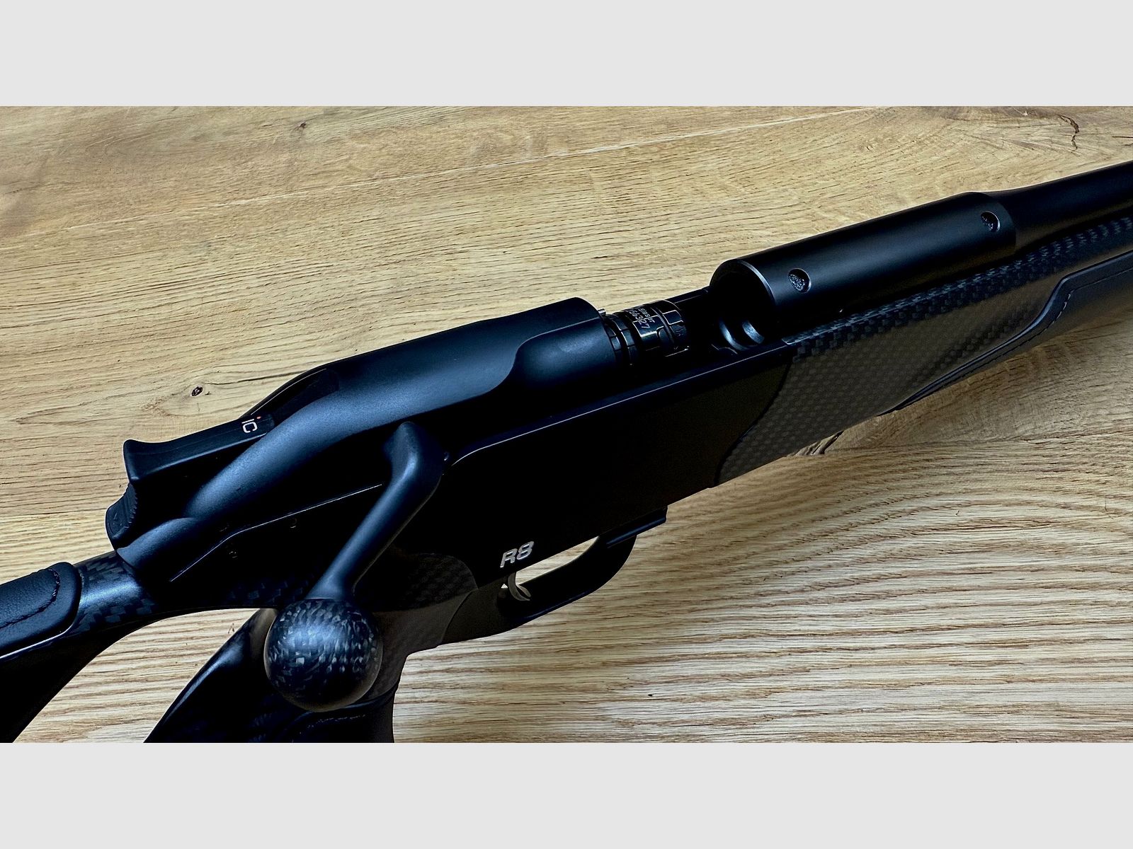 Blaser R8 Carbone Cuir noir / Déclencheur & chambre DLC / Avant en carbone / Logo argent / Poignée de chambre en carbone / Calibre & longueur de canon au choix