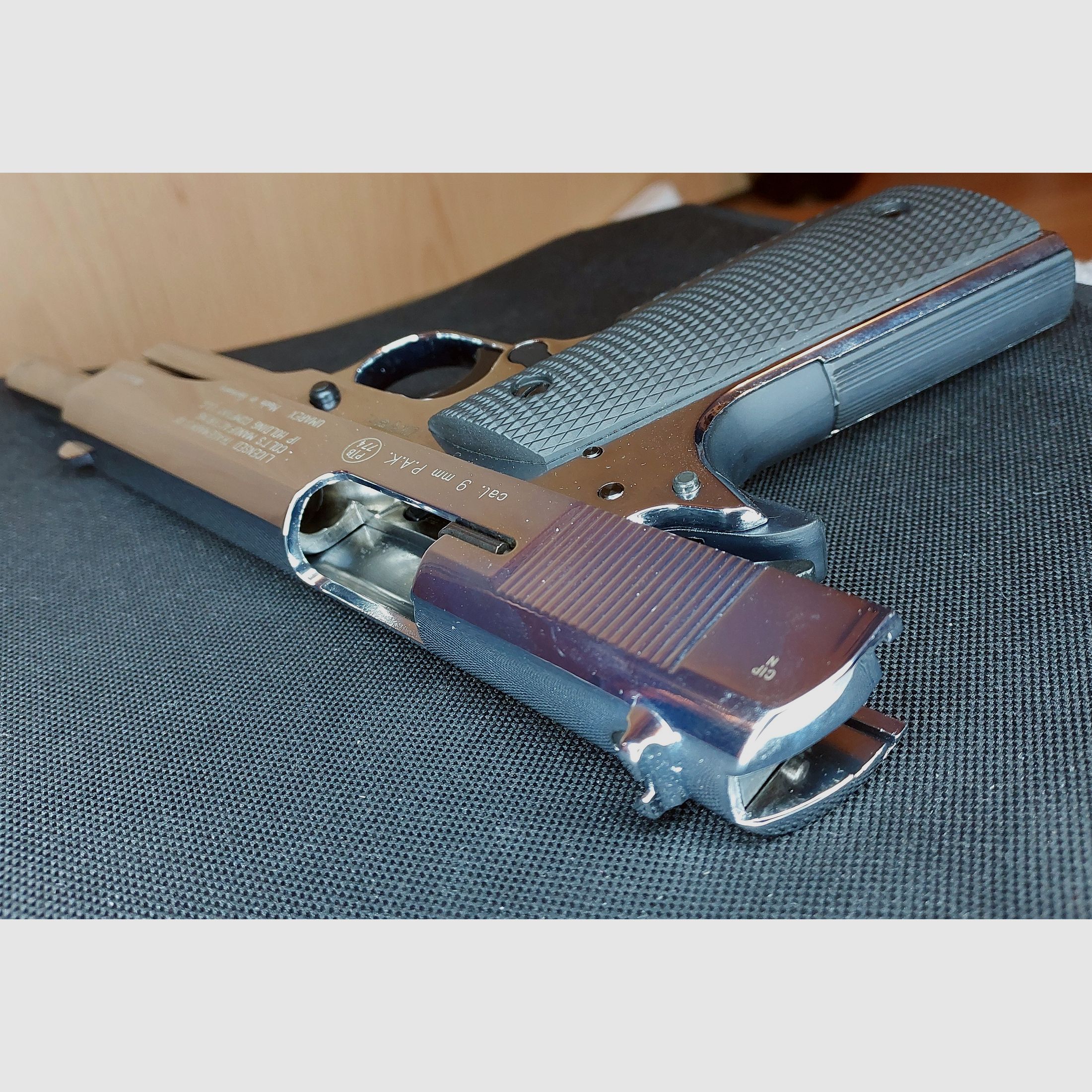 Colt Government 1911 A1 Schreckschuss Pistole 9mm P.A.K. poliertes Chrom (PTB 774)