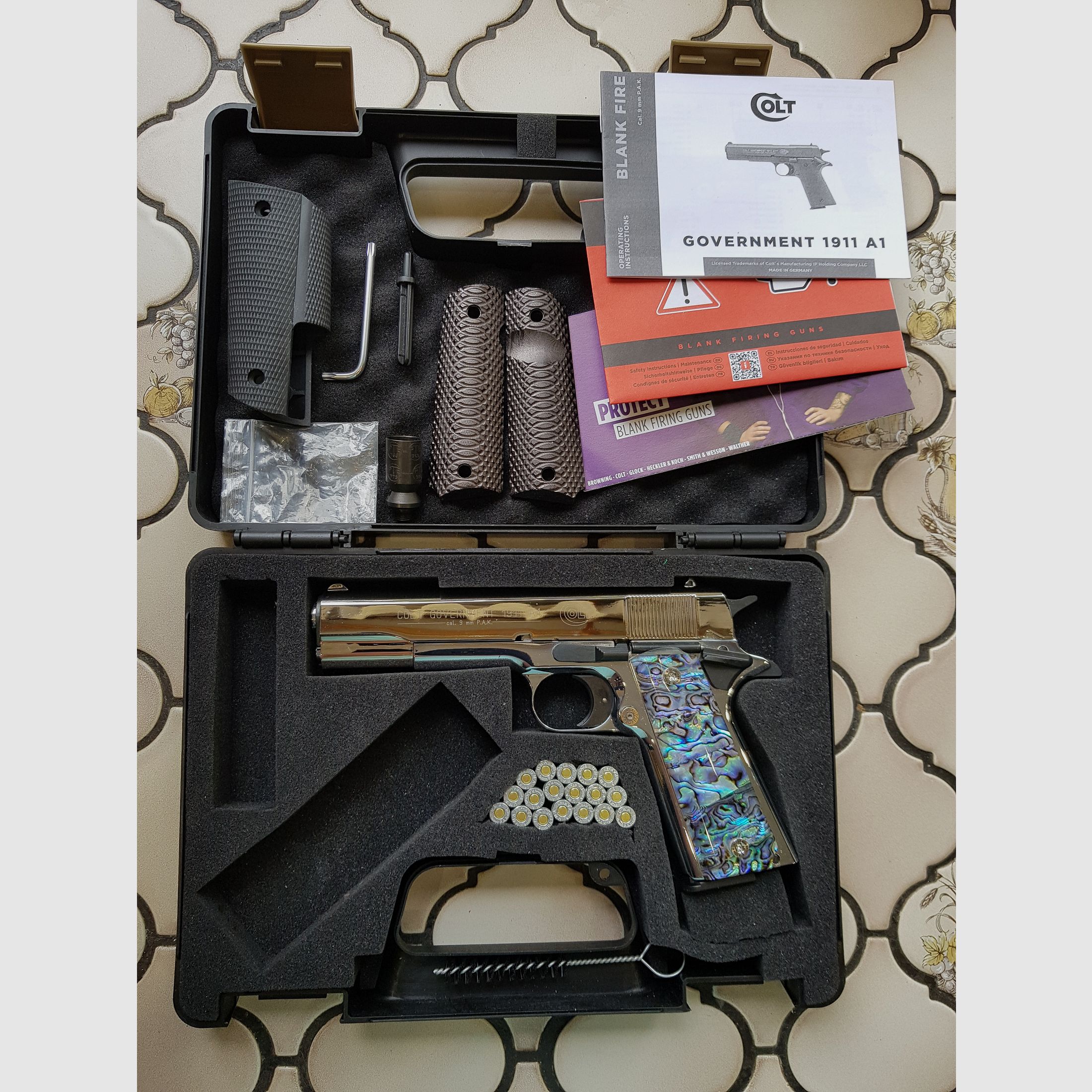 Vitrinen Stück zu verkaufen: Colt 1911 in Chrom