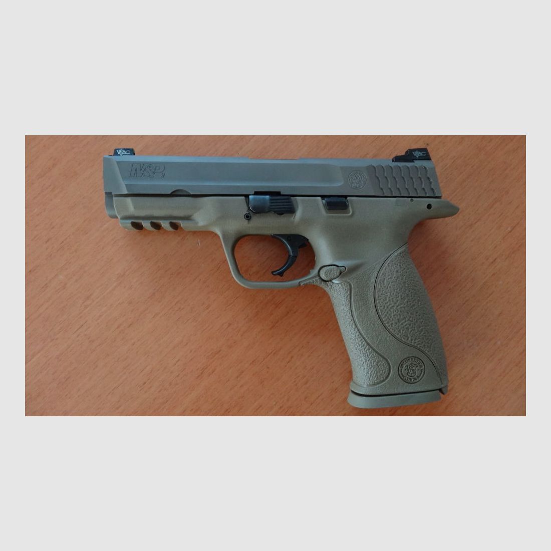 Smith&Wesson SL-PISTOLE : S&W MODÈLE M&P9 VTAC EN TERRE BRUNE PLATE CAL. 9X19 MM, image 2 sur 3