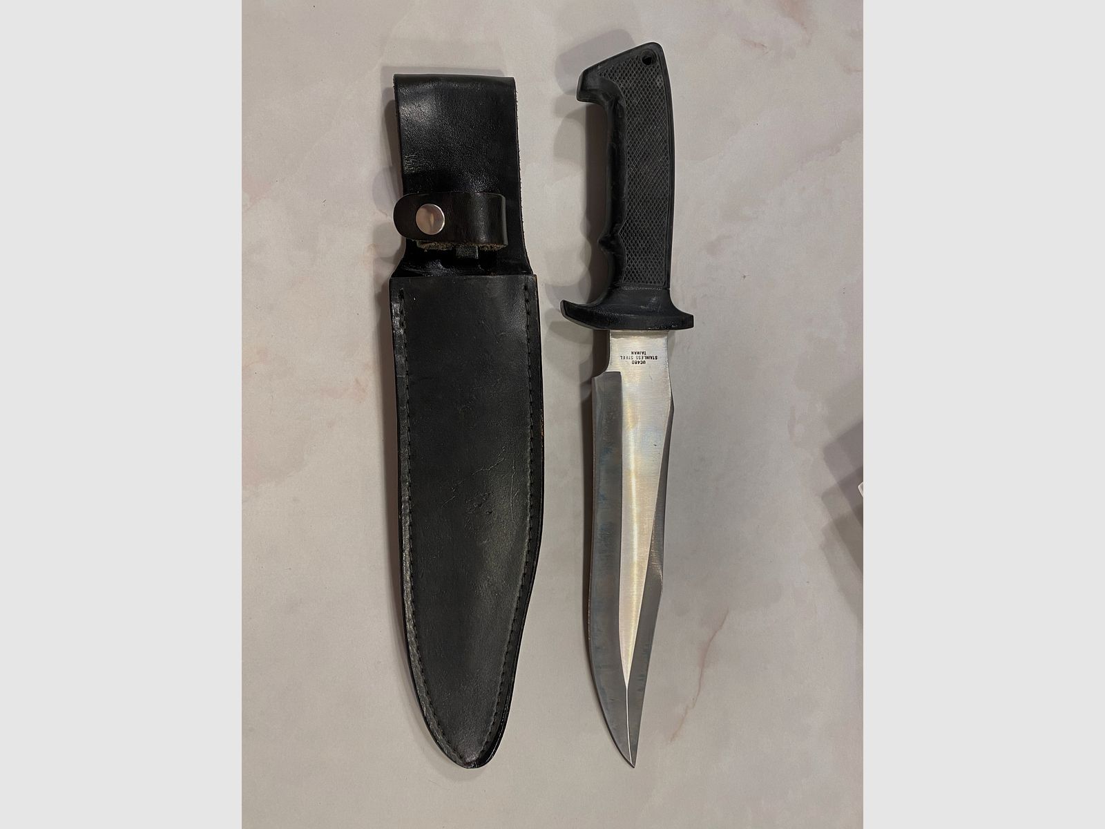 Couteau de combat / Dague – acier inoxydable – Fabriqué à Taïwan – incl. étui en cuir