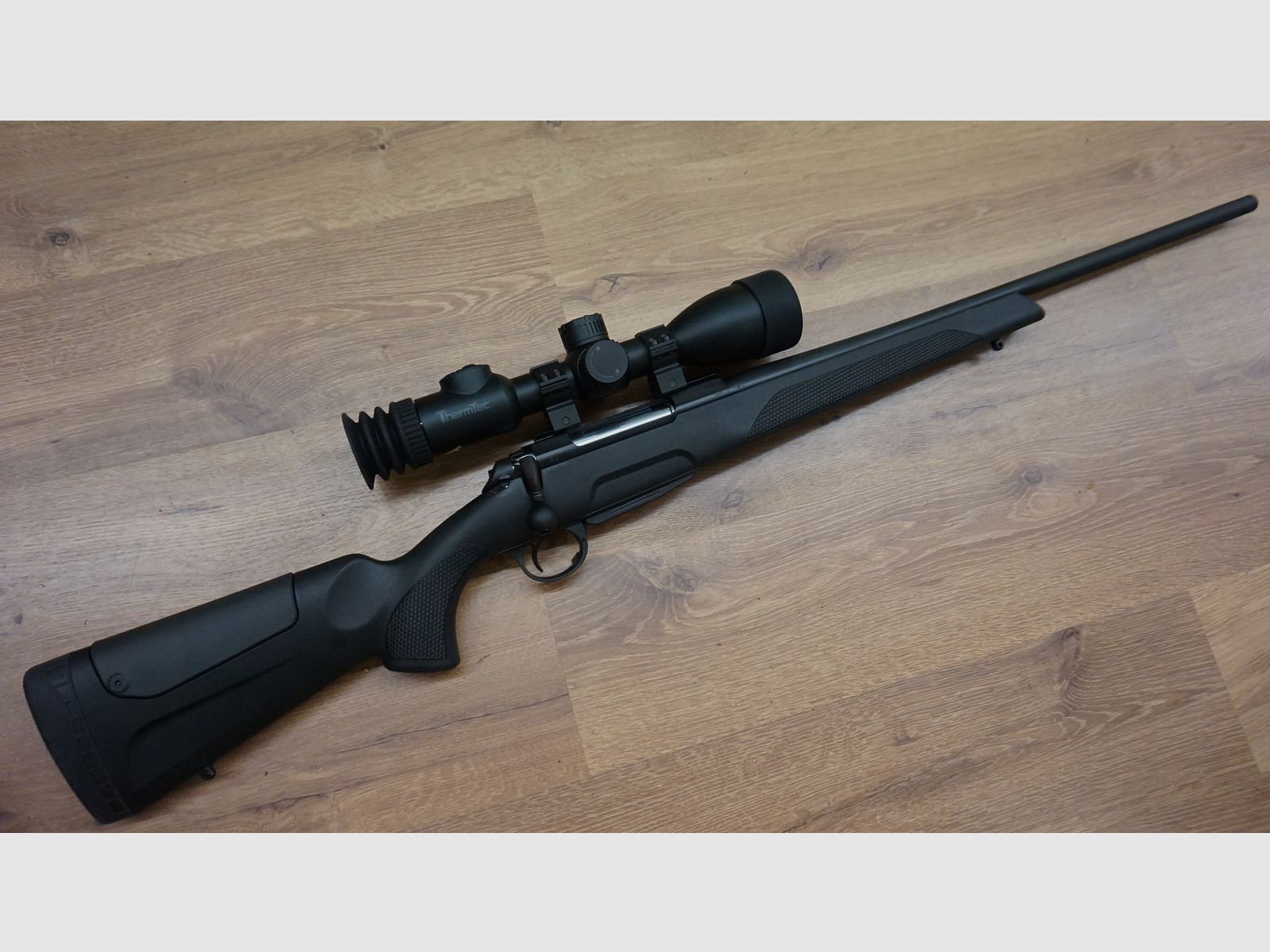 Pack Repetitiegeweer Sabatti LYRA Black kal. 30.06 + Thermisch Richtkijker Thermtec IBEX 335 L, afbeelding 1 van 10