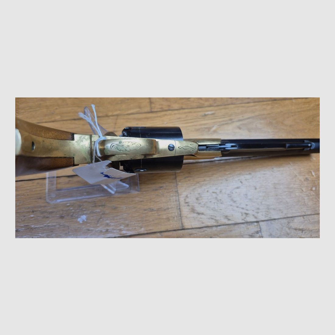 Revolver Typ Remington 1858 Navy — Kal. .36 PN (Schwarzpulver) — Italienische Replik von Rigarmi / RAG — Schöne Griffschalen — Gravierte Messingbeschläge — Ausgezeichneter Spiegel-Lauf und schöne Kammern — Waffe von 1983 — Sehr gute Mechanik — TBE, Bild 10 von 22