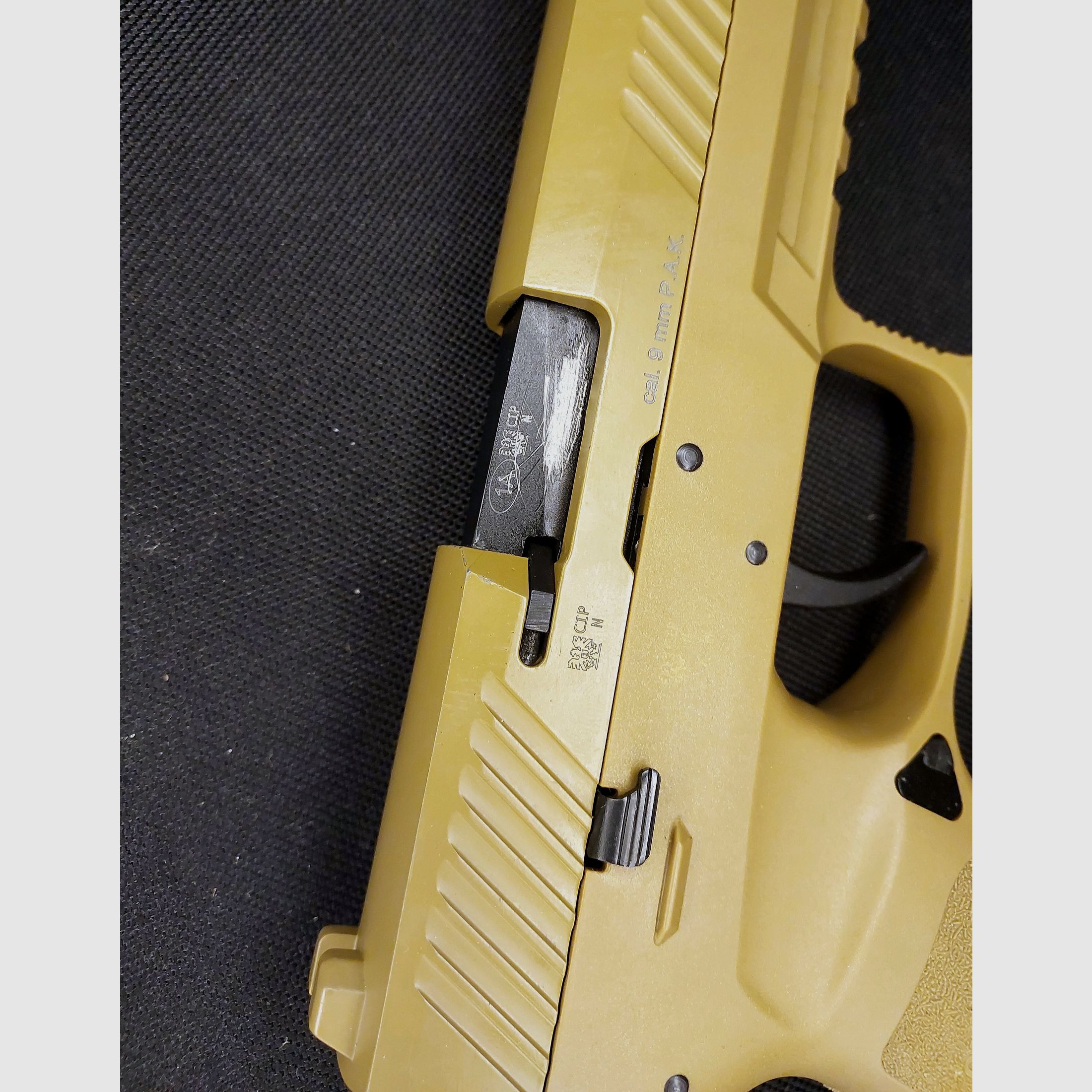 Sig Sauer P320 Schreckschusspistole im Kaliber 9 mm P.A.K. in der Tan / Dark Earth im originalen SIG-Koffer (PTB 1038)