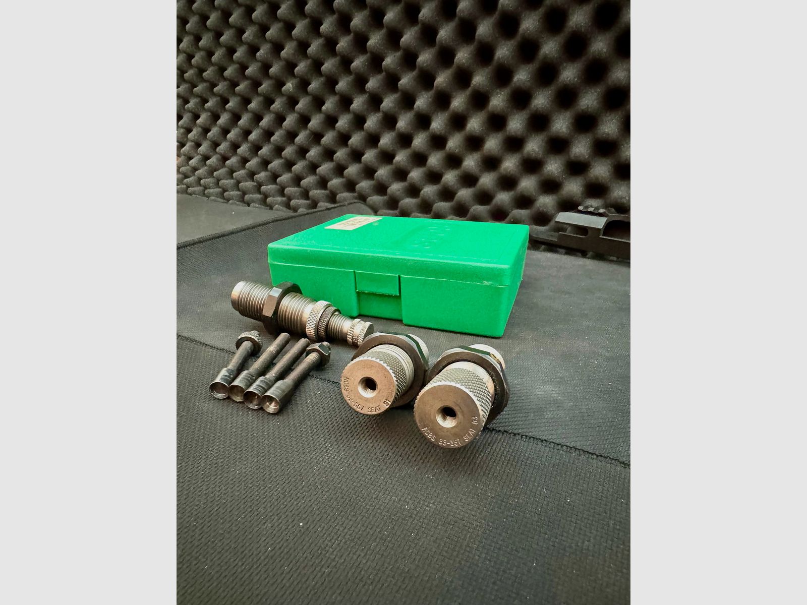 RCBS dies 38/357 .38Sp and .357Mag, 2 seating dies and one expanding die, 4 bullet stamps