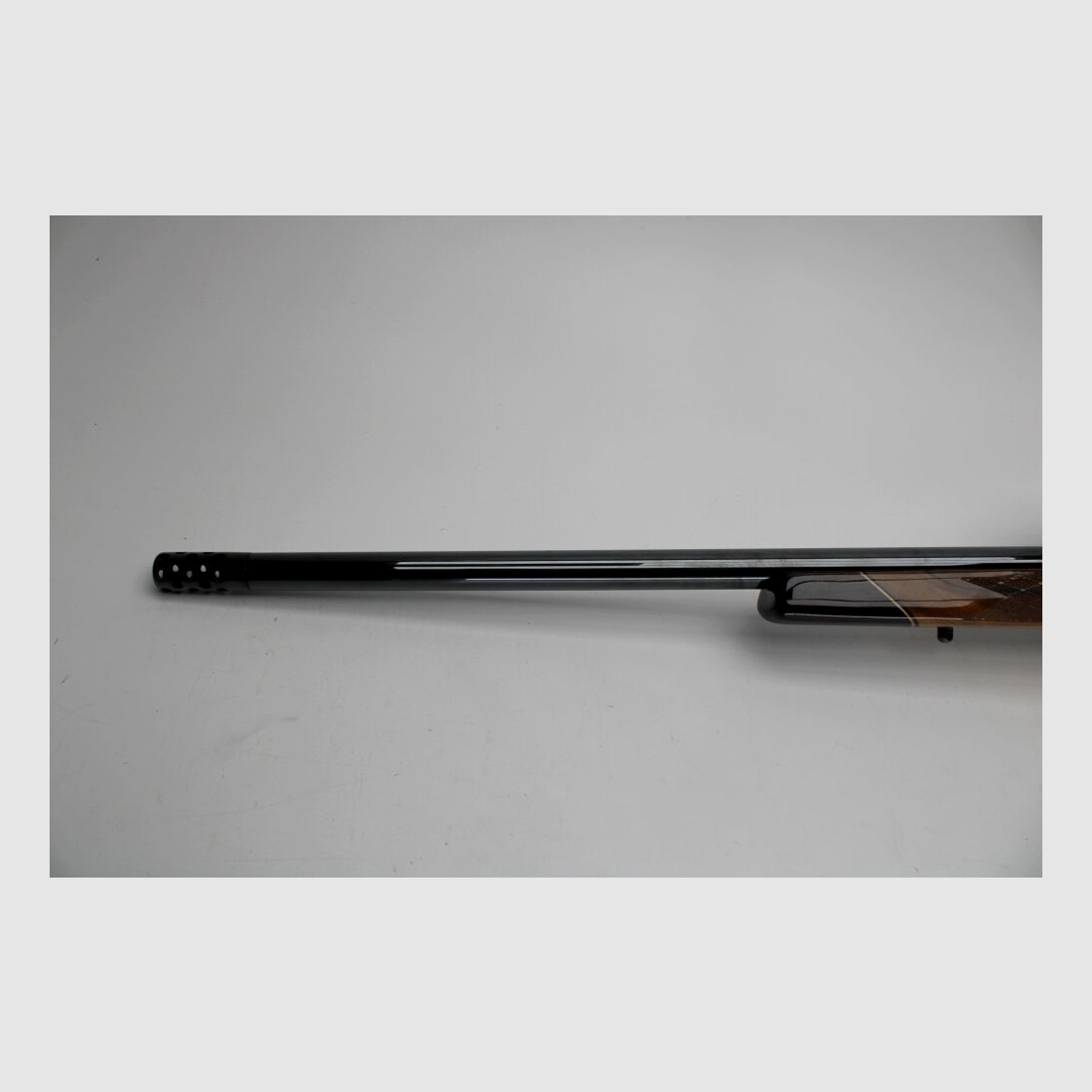 Re. Büchse Weatherby Mark V mit hochwertigem Lackschaft und Mündungsdämpfer .460WeathMag