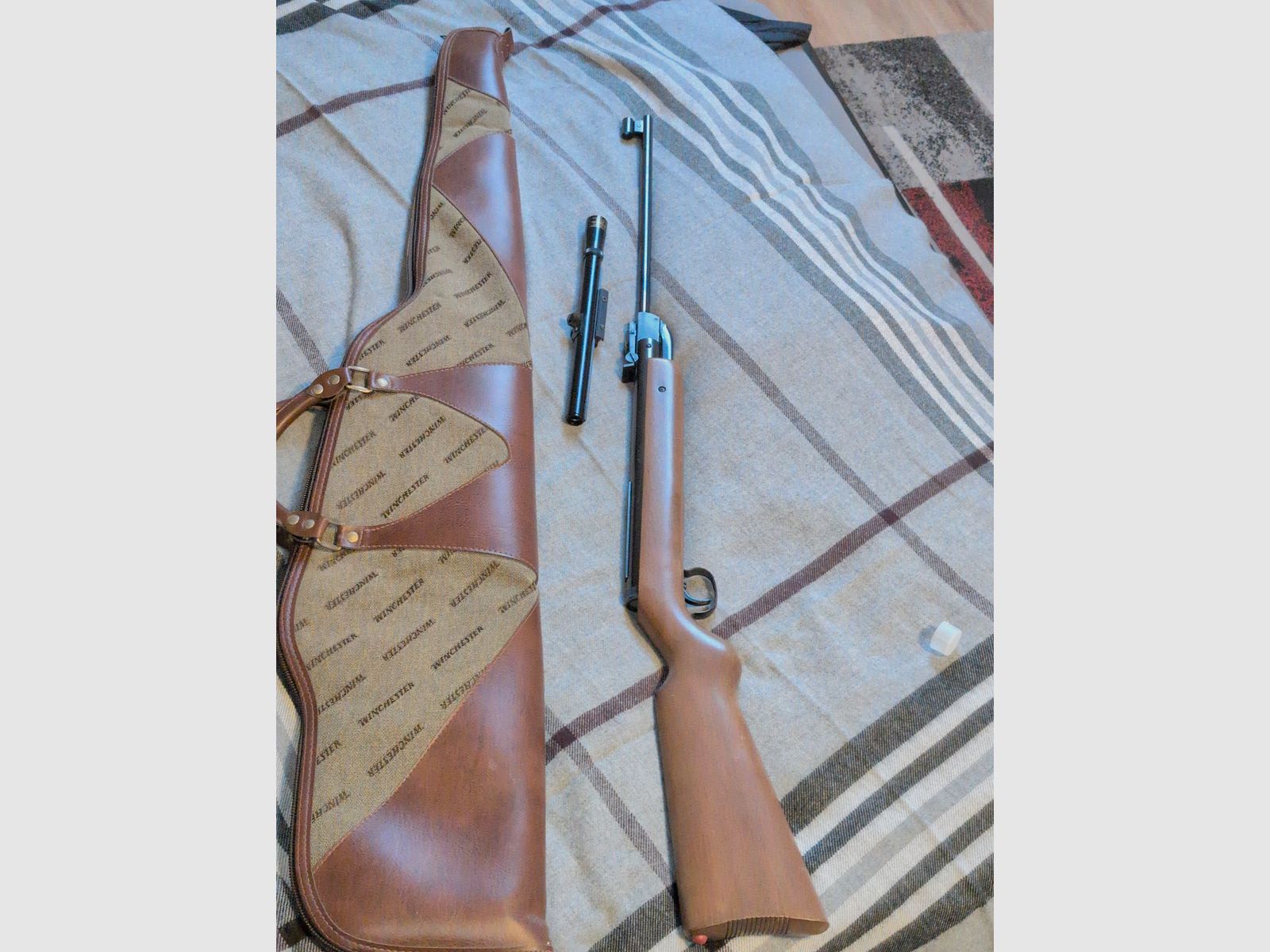 Collector's set: Diana Mod. 27 air rifle (with F mark) + Diana 4x15 scope & Winchester case (rare) like new condition with real leather.