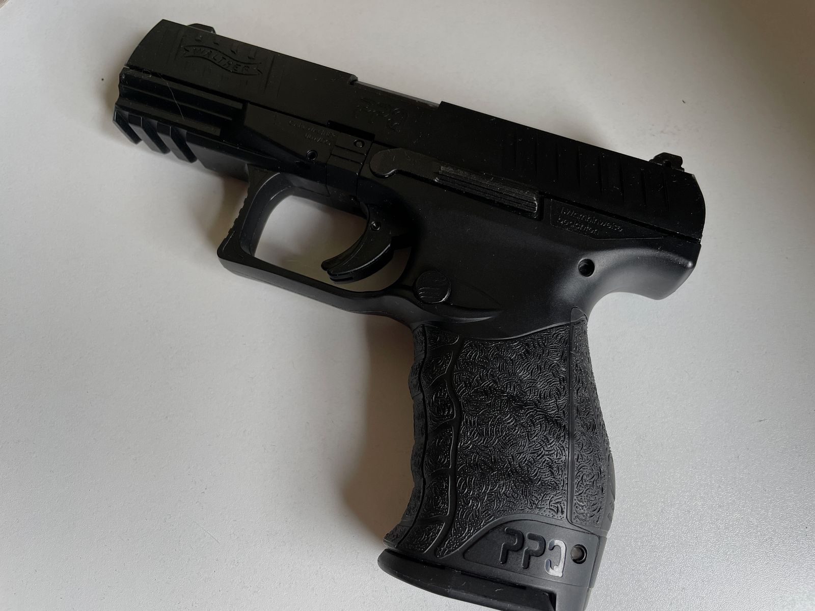 Walther PPQ Airsoft mit zwei Magazinen und Holster