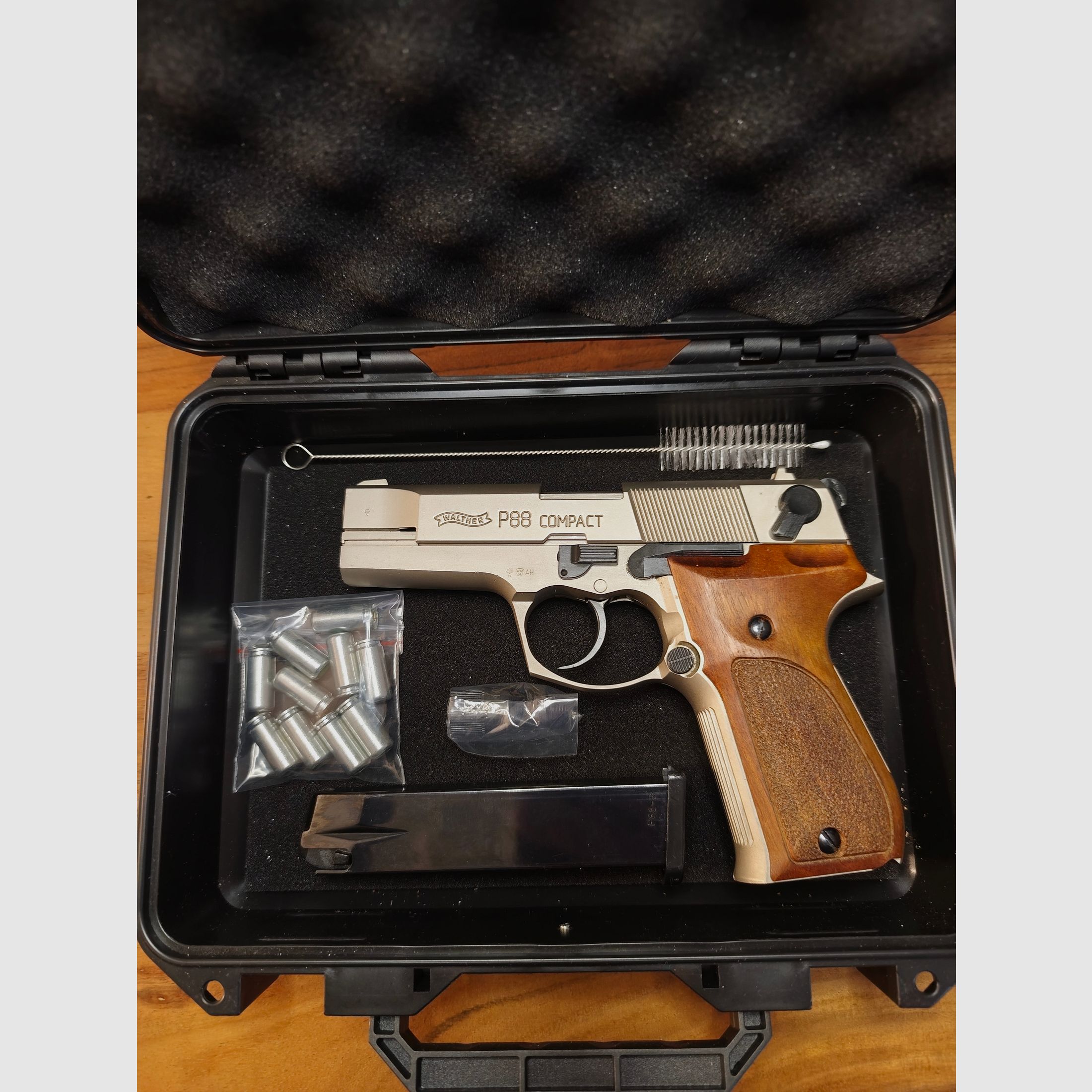 Walther P 88 Compact PTB 764 Nickel Kaliber 9mm Knall P.A.K Sehr guter Zustand