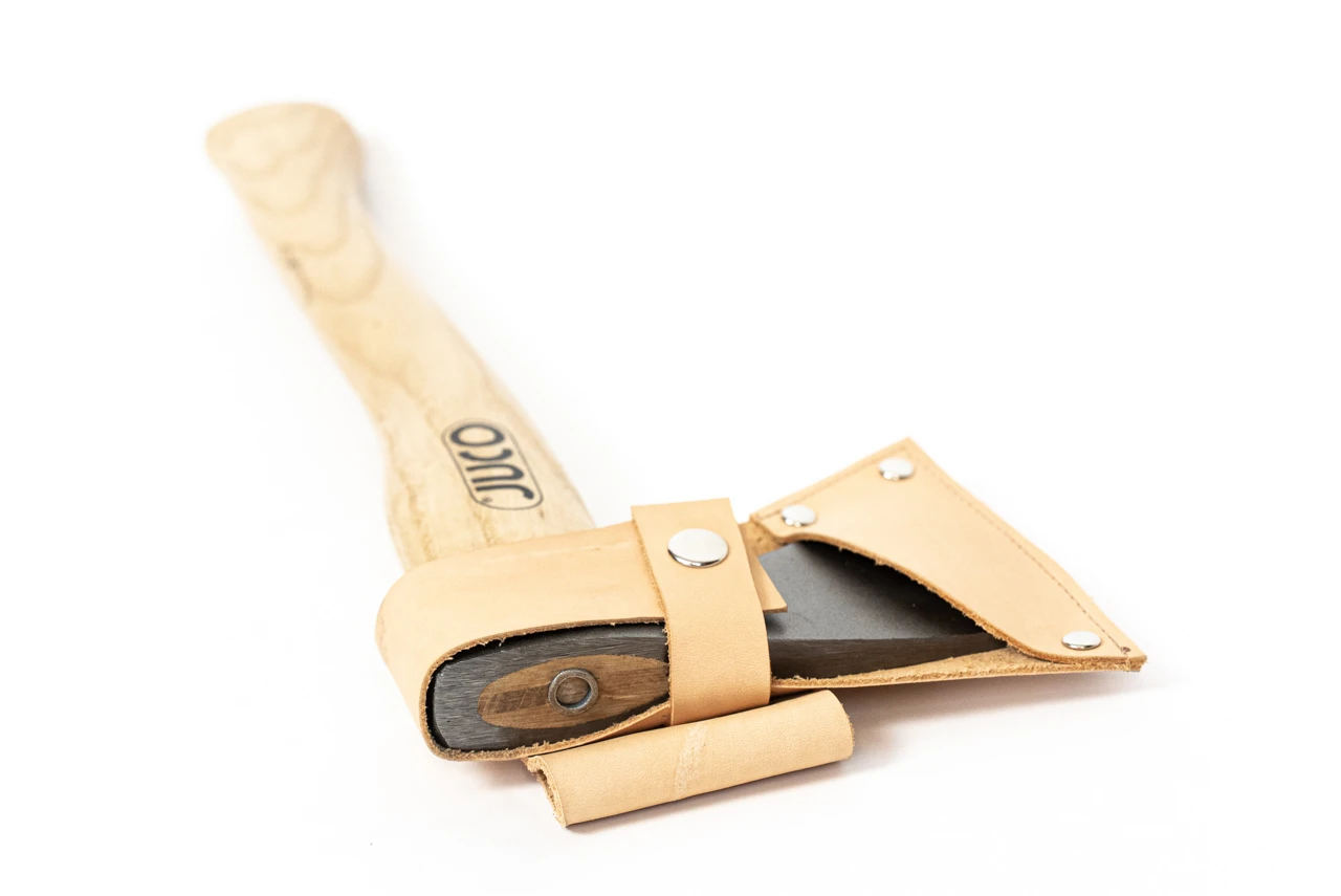 Hacha de bushcraft forjada con protector de hoja de cuero, 47–55 HRC