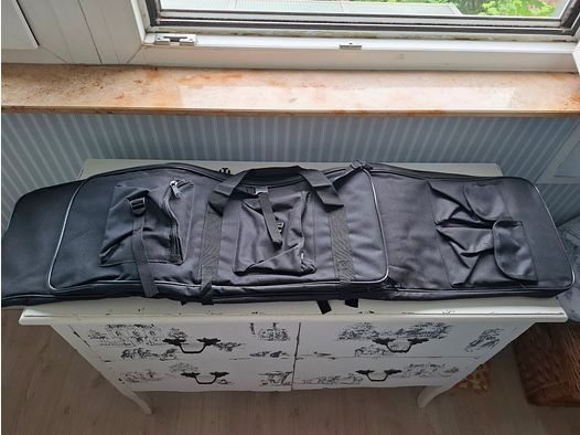 Gewehrtasche gepokstert. Mit Trageriemen etc.