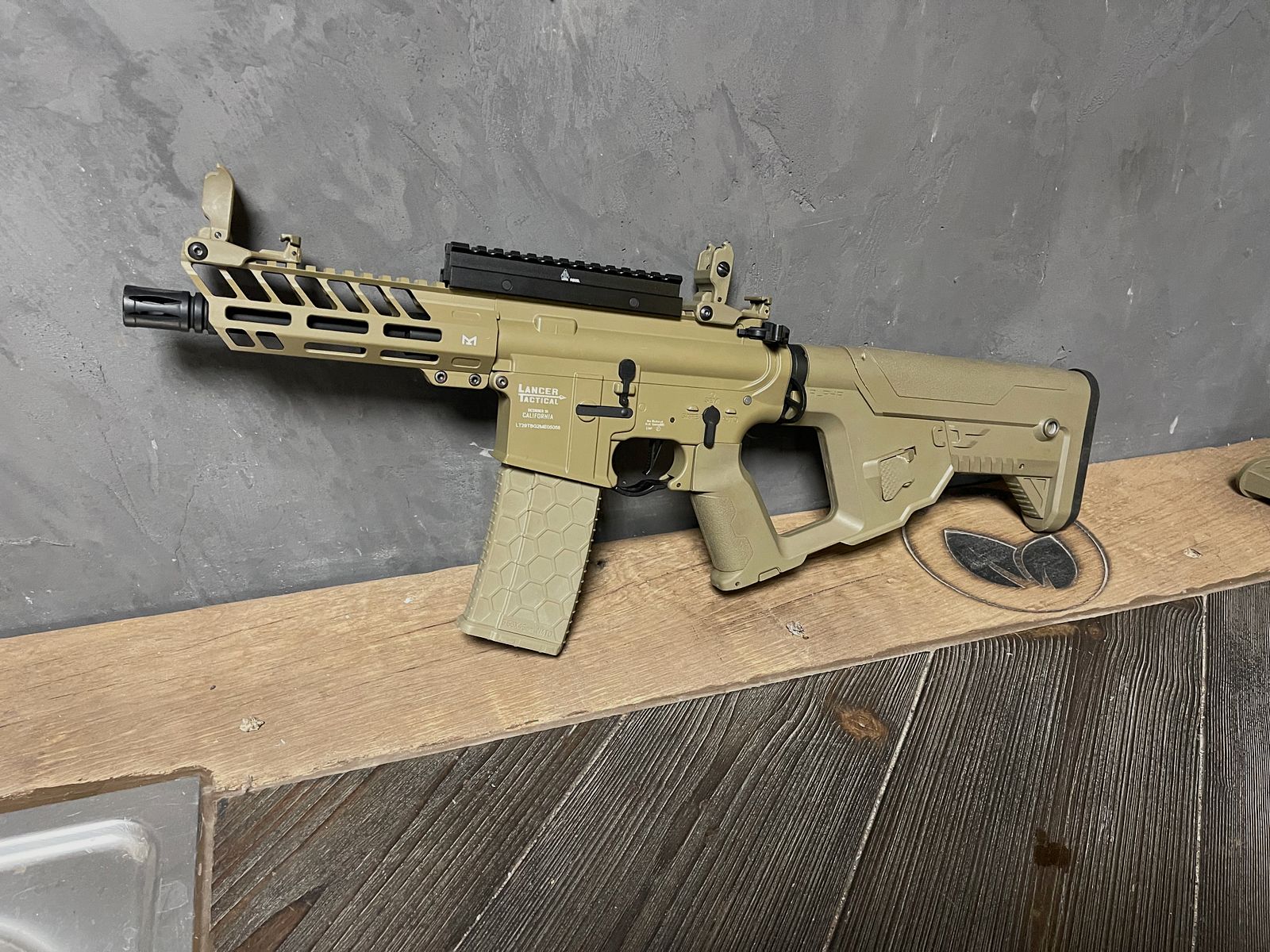 Konvult aus verschiedenen Langarm Waffen Lancer Tactical