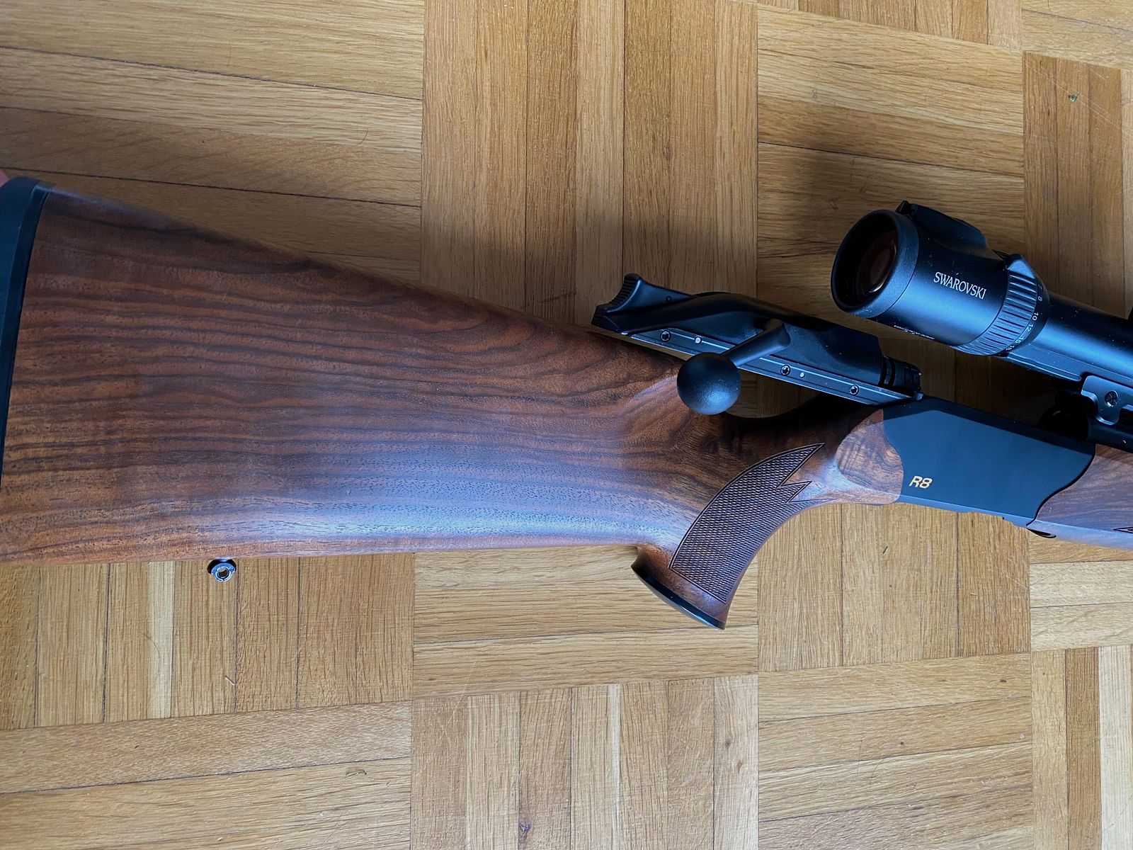 Blaser R8 Holz Standard mit Swarovski Z8i 2,3-18x56