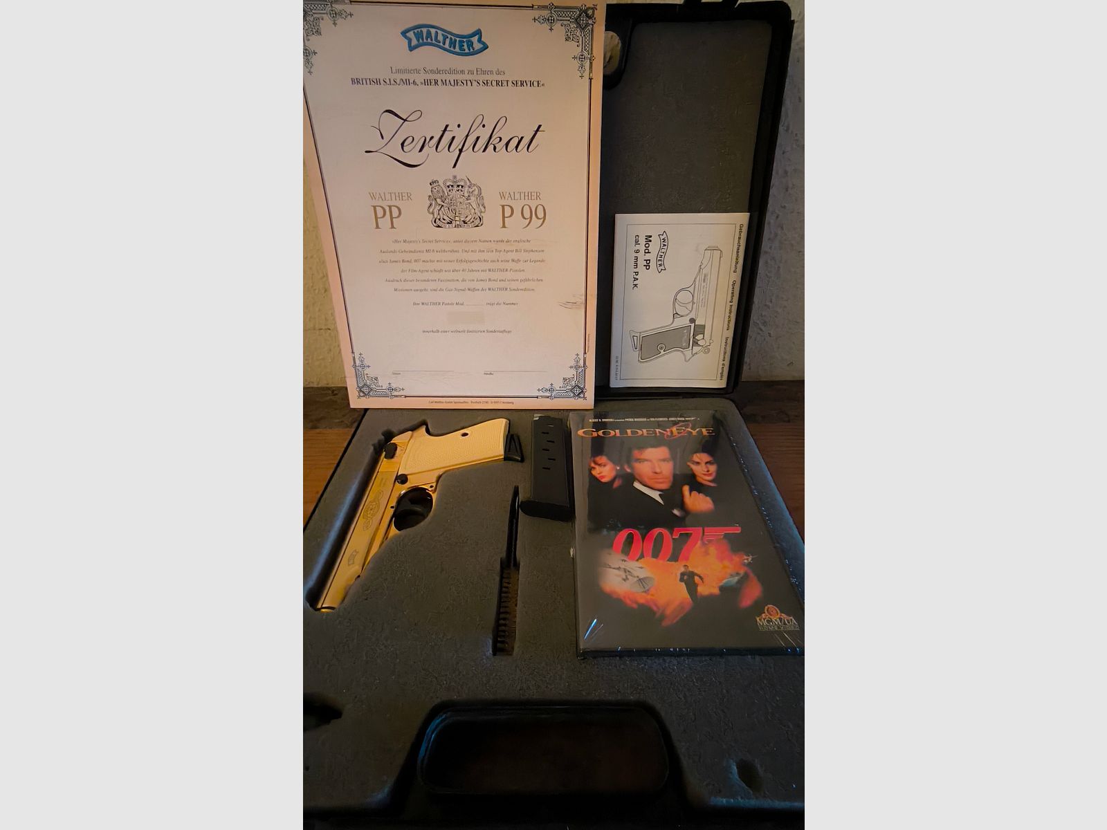 ⚠️ Atención coleccionistas y fans de James Bond, rareza - pieza de vitrina - edición especial limitada Walter PP con empuñaduras blancas y certificado, así como cinta VHS y cargador adicional con fondo plano - en estado óptico y funcional impecable - absolutamente como nuevo y sin disparar!! Calibre 9mmPAK