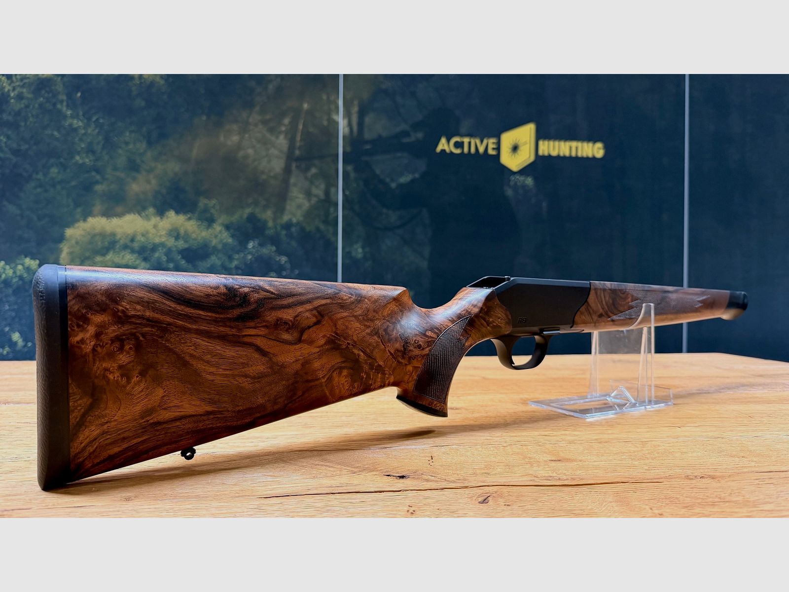 Blaser R8 Schaft / Holzklasse 7 / Bayrische Doppelfalzbacke / seidenmattes Finish / Logo Schwarz
