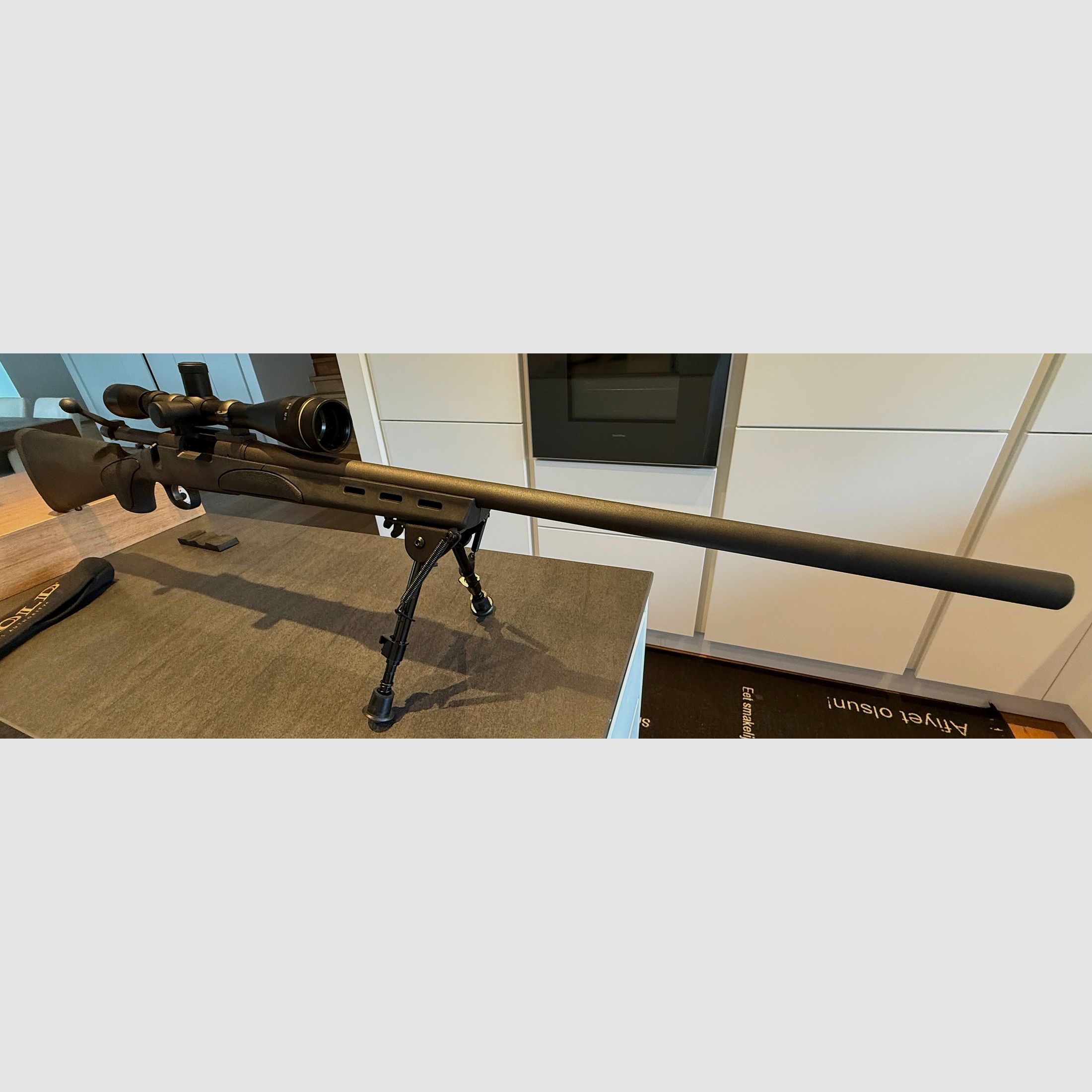 Fucile a ripetizione Remington 700 in calibro .223 REM con ottica Leupold 6–18 VX-II