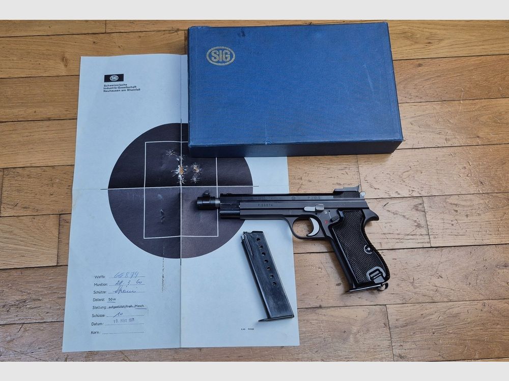 Sehr seltener SIG P210-5 Pistol – „Die“ P210 für den Wettkampf! (und nicht nur für Präzision!) – Kal. 9×19 – 100% SIG Schweizer Waffen vor 1984 – Neuer 15 cm Lauf – Versetztes Patridge-Visier und mikrometrische Visierung 100% Stahl – Waffe von März 1971 – Sehr schöne Brünierung / Phosphatierung – Wettkampfabzug – Eine der 3.294 P210-5! – Traumhaftes Funktionieren – 2. Magazin – Zustand TBE++/TBE+++!, Bild 1 von 26
