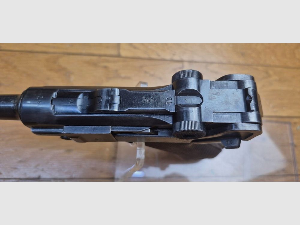 Pistole Luger P08 – Code « BYF » für eine Mauser-Fertigung von 1942 – Waffe 100% mono-nummeriert umnummeriert – Neu brüniert und Code 42 nachgraviert – Guter mechanischer Zustand und hervorragender Lauf – Wieder geprüft in Ulm 1976 – Modernes Magazin – BE+/TBE-, Bild 1 von 24