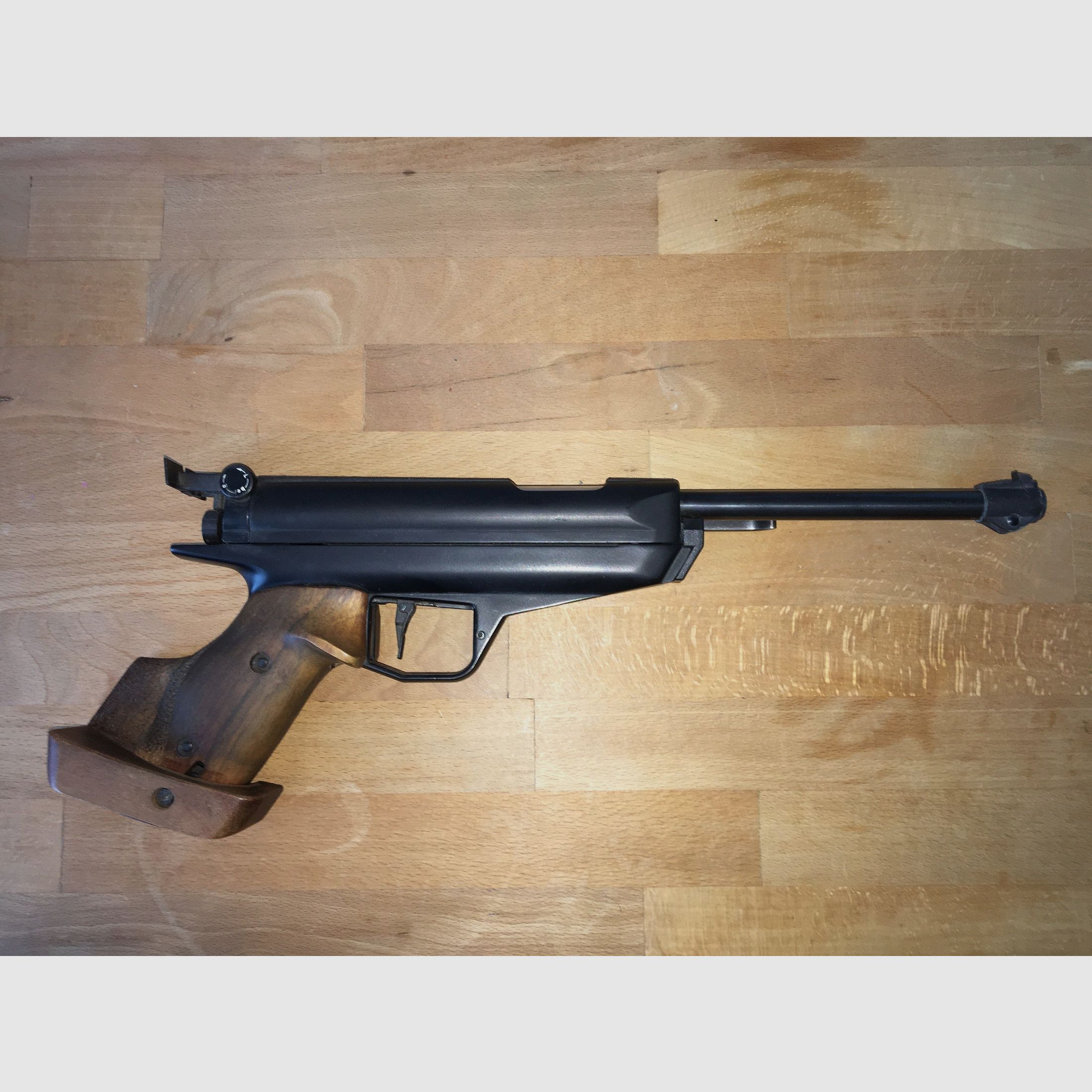 Pistola ad aria compressa da competizione 4,5mm