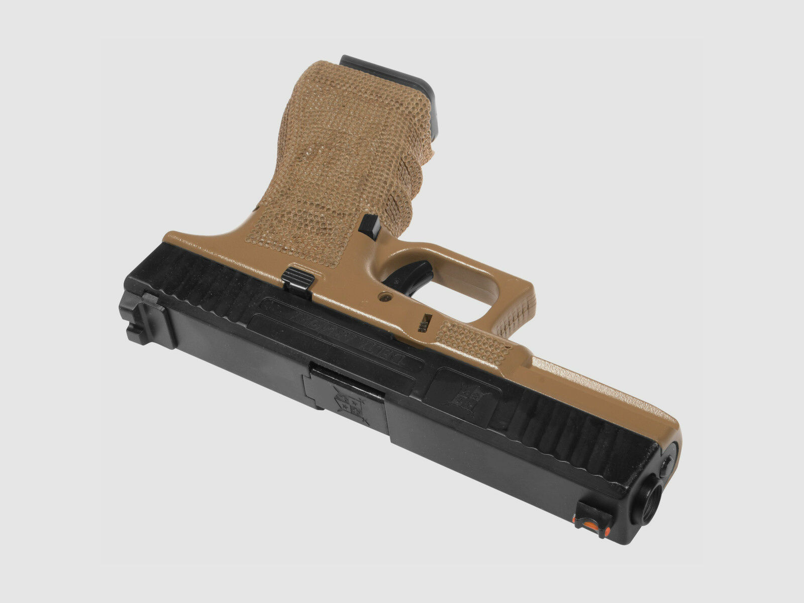 P04 GBB Airsoft Pistole in Tan | Delta Armory