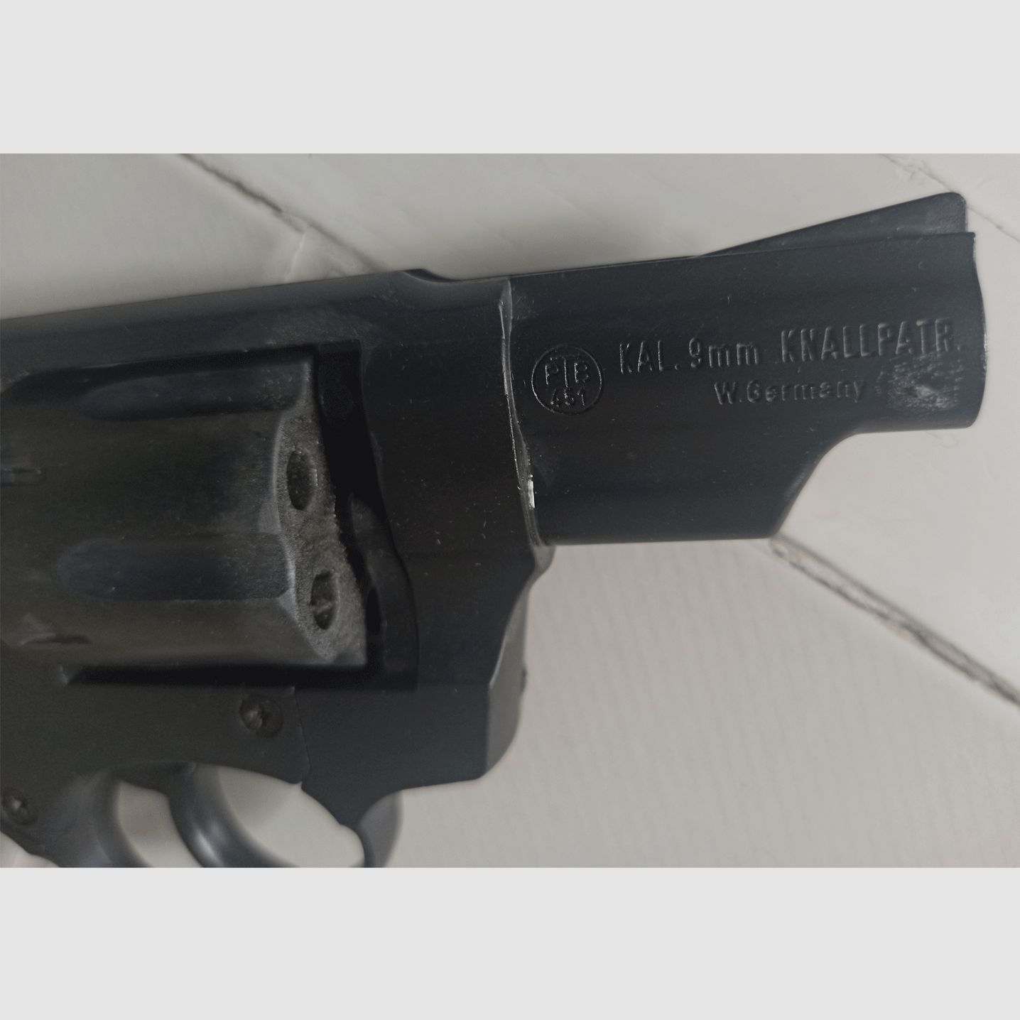 Signal Revolver RG 89 @ fully functional @ only used 3 times on New Year's Eve - grab it