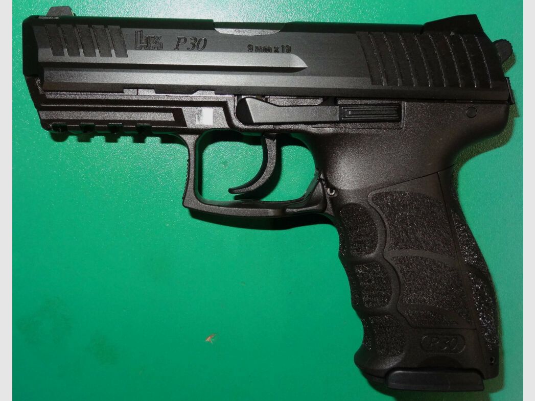 Pistolet Heckler & Koch P30-V3, oksydowany w kalibrze 9x19 (9mm Para) w tym akcesoria