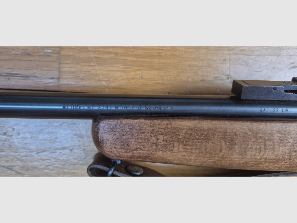 Carabine Albrecht Kind (et pas King comme souvent entendu ou lu !) – Arme monocoup 22 Lr – Équivalente de nos « La Française » – Arme d’initiation ultra légère pour du fun au stand ou dans le jardin – Très beaux bois en dépit d&rsquo;un manque de cirage/huilage – Rail 11mm et canon fileté avec sa bague de protection – Détente réglable – TBE+, image 1 sur 28
