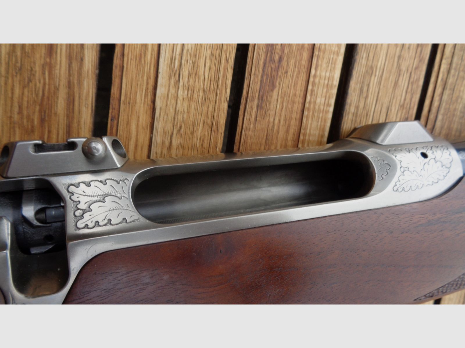 Sauer 202 .375 H&H Europa Luxus E nitriertes Stahlgehäuse Eichenlaub-Gravur ausgesuchtem Nußbaumholz