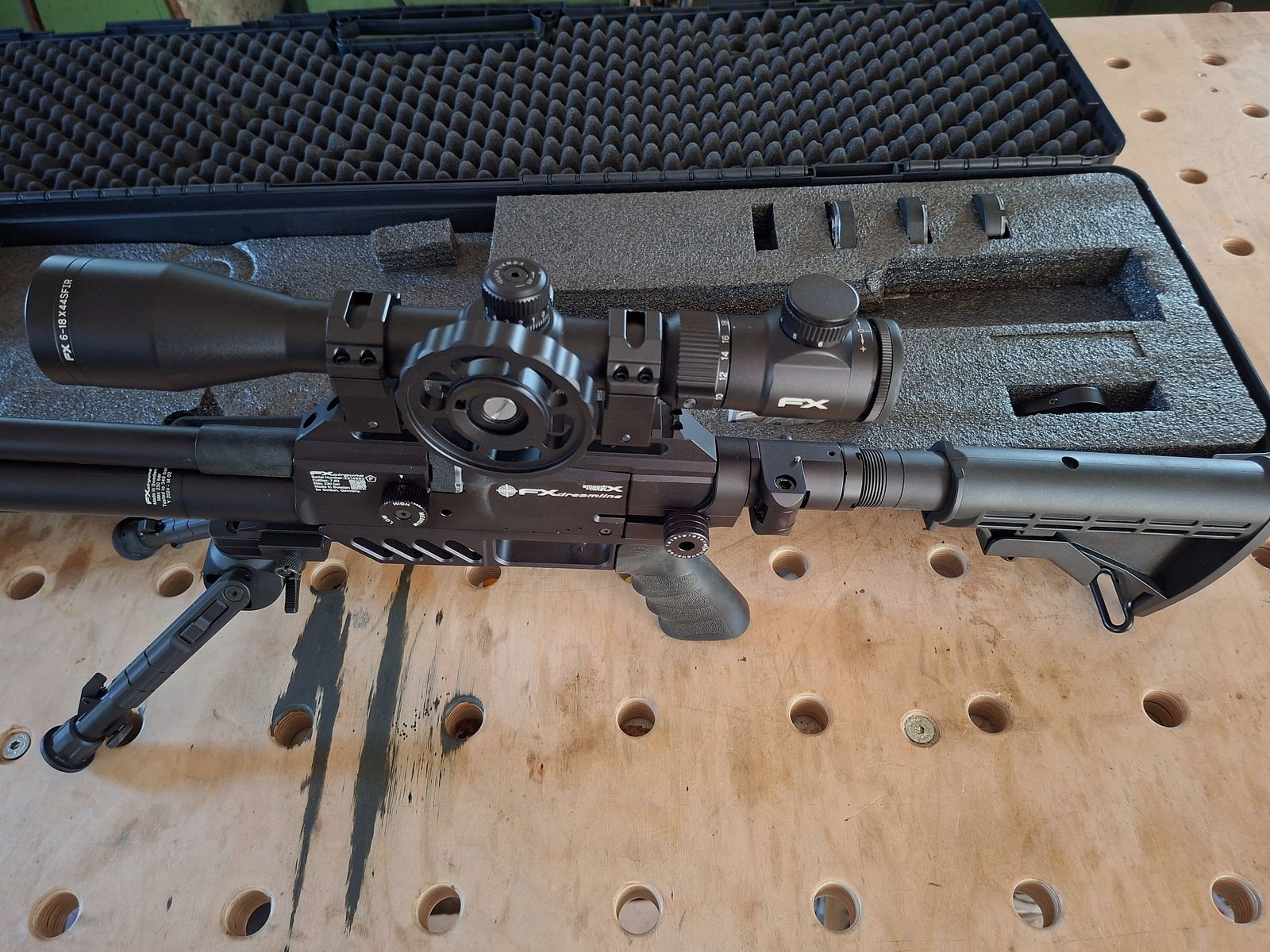 FX Dreamline Tactical with folding stock - Cal. 7.62 mm and lots of accessories.