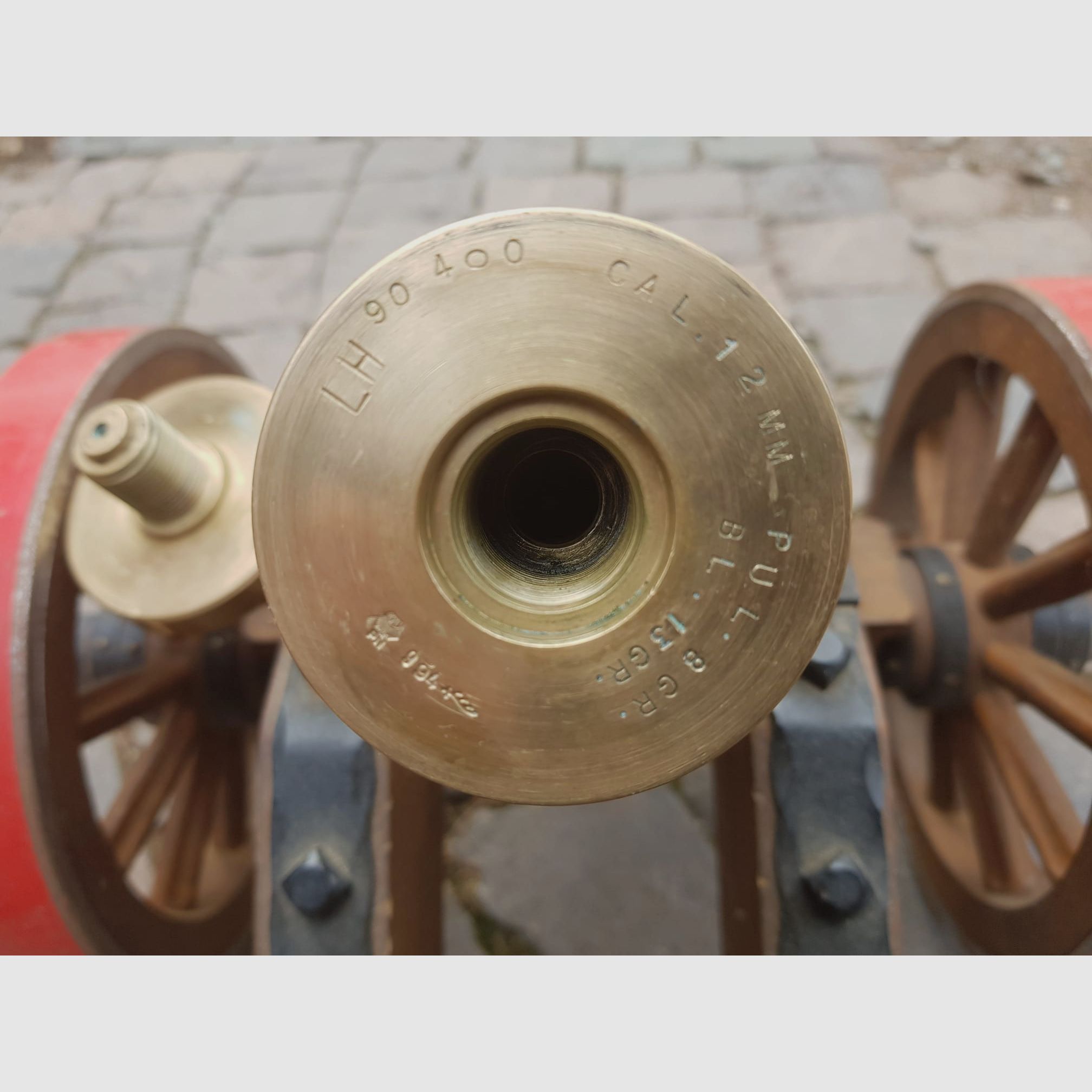 <Vendi due cannoni a avancarica con accessori