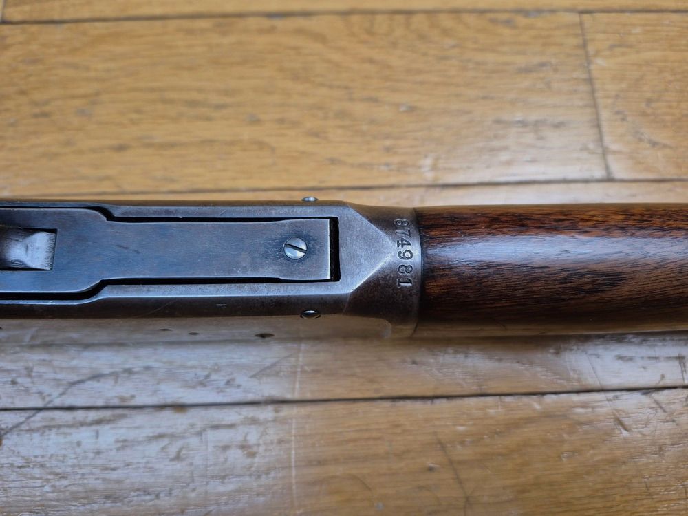Sehr schöne Winchester Model 1894 – Version Büchse mit oktagonalem Lauf (!) – Herstellung Winchester New Haven von 1919 – Holz in Top-Zustand – Lauf superbe – Mechanismus einwandfrei – Wunderschöner Lyman N° 2 Diopter aus der Zeit – Sehr schöne Markierungen auf schönem Brünierung – Wunderschönes Sammlerstück! – TBE ++, Bild 13 von 33