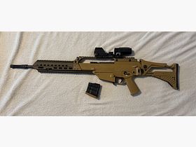 Heckler&Koch HK 243 S TAR mit Falke Magnifier B5X und LE QL Gen2 Reflexvisier in Grün/Braun