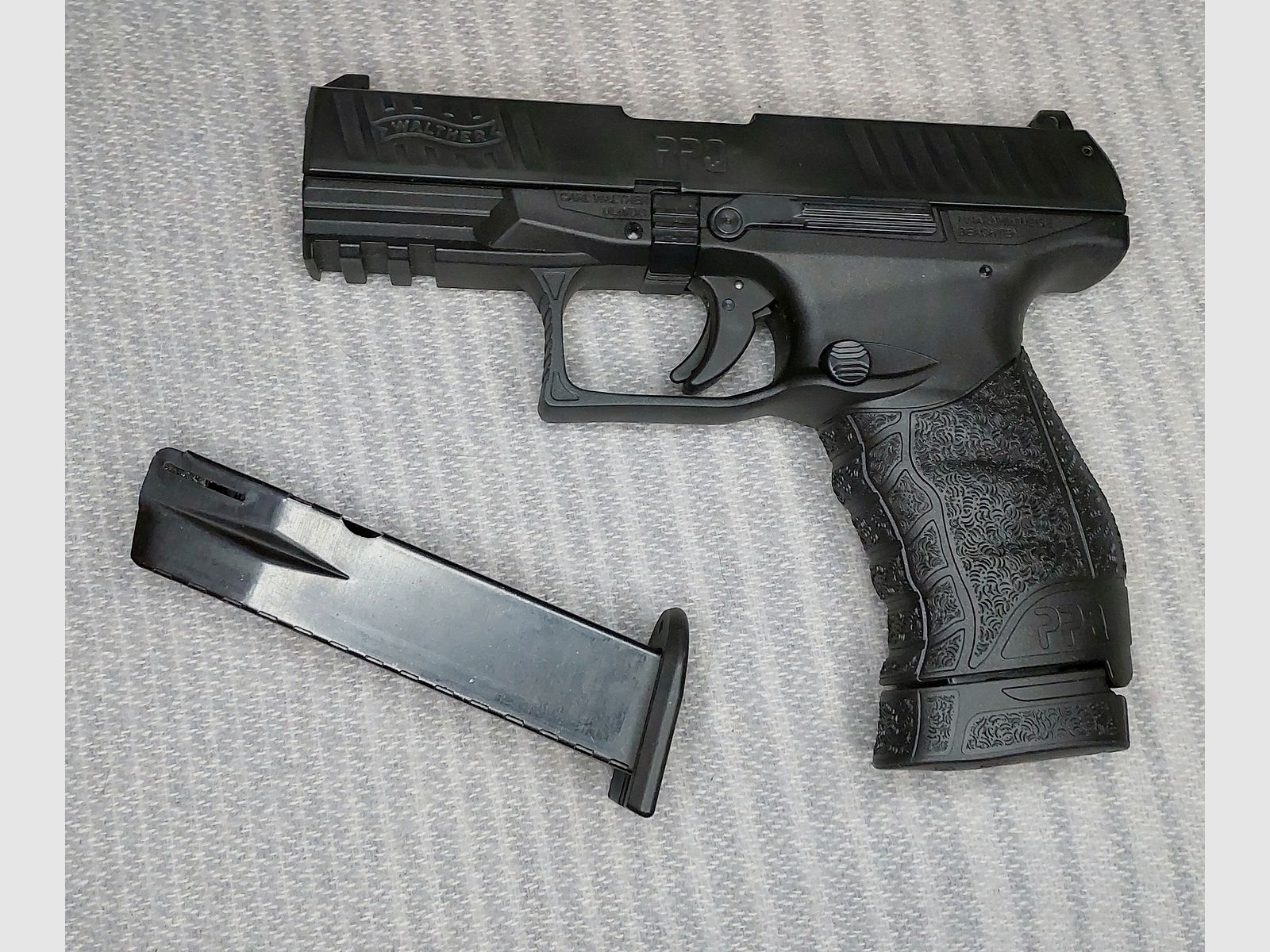 Walther PPQ M2 Schreckschuss Pistole 9mm P.A.K. schwarz (PTB 958) mit 2 Magazinen