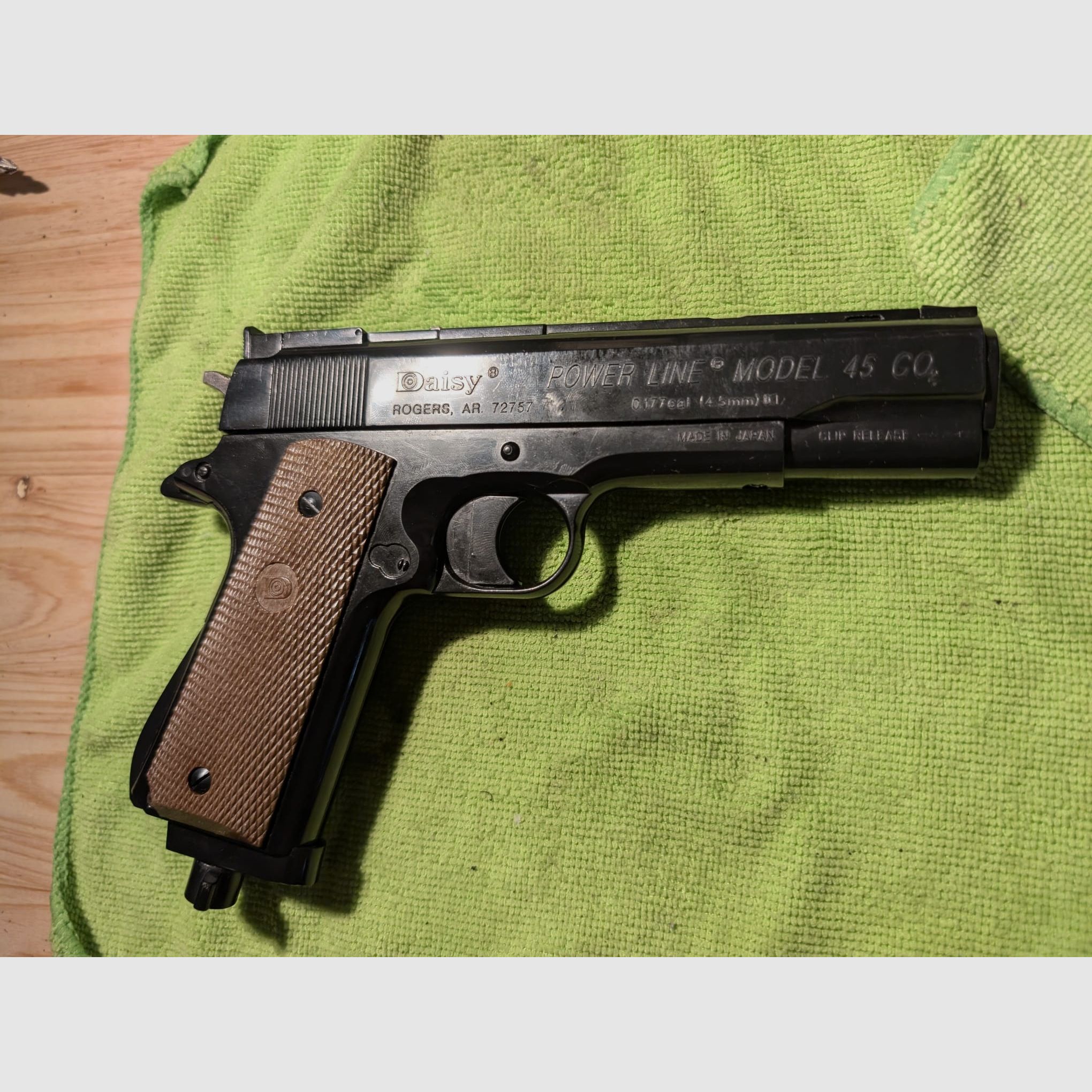 Pistolet CO2 Daisy Mod. 45 Power Line 45 4,5 mm Diabolo similaire au 1911