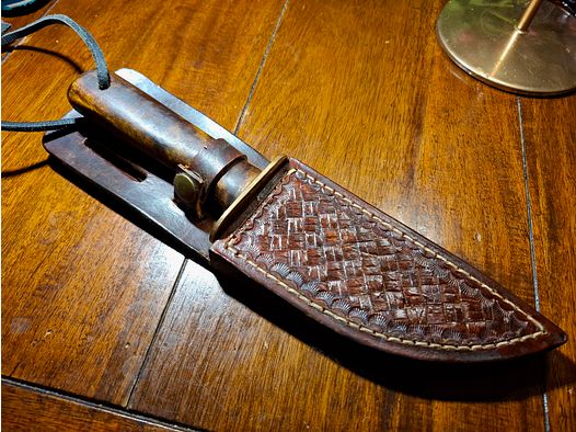 Couteau de chasse fait à la main avec étui