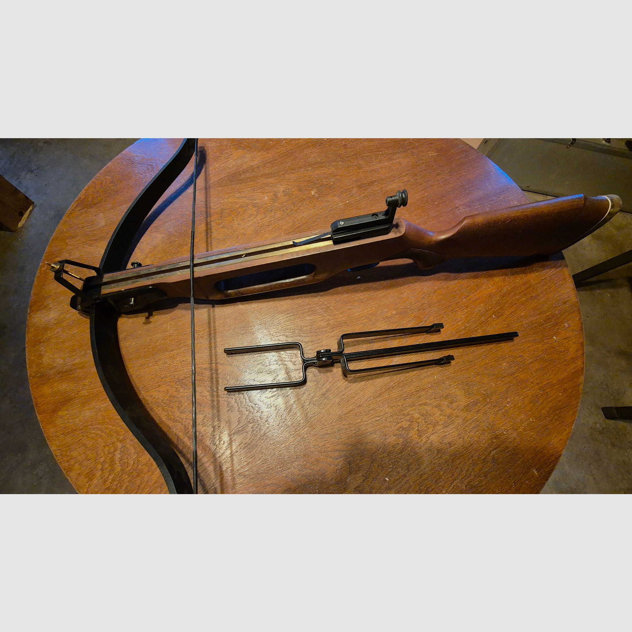 Arbalète avec aide à la tension