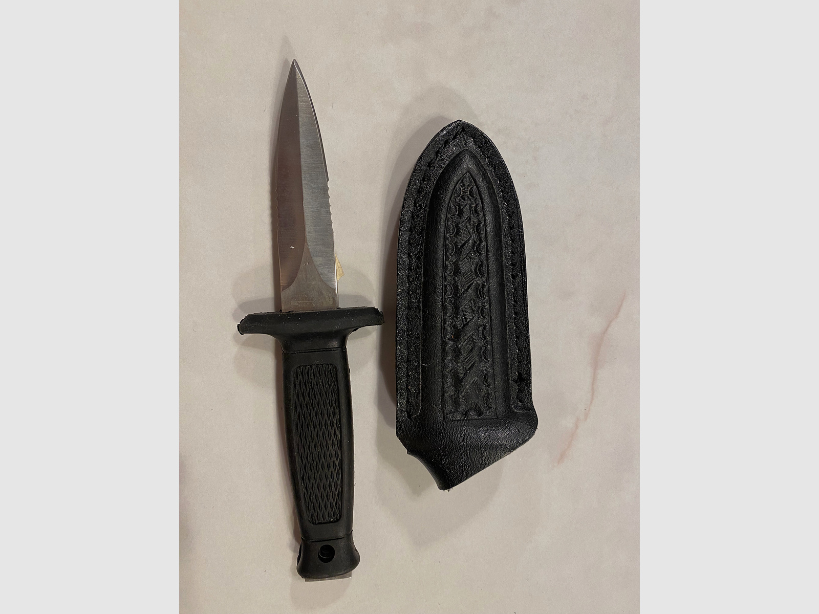 Feststehendes Outdoor-/Tauchmesser mit Kunststoffscheide