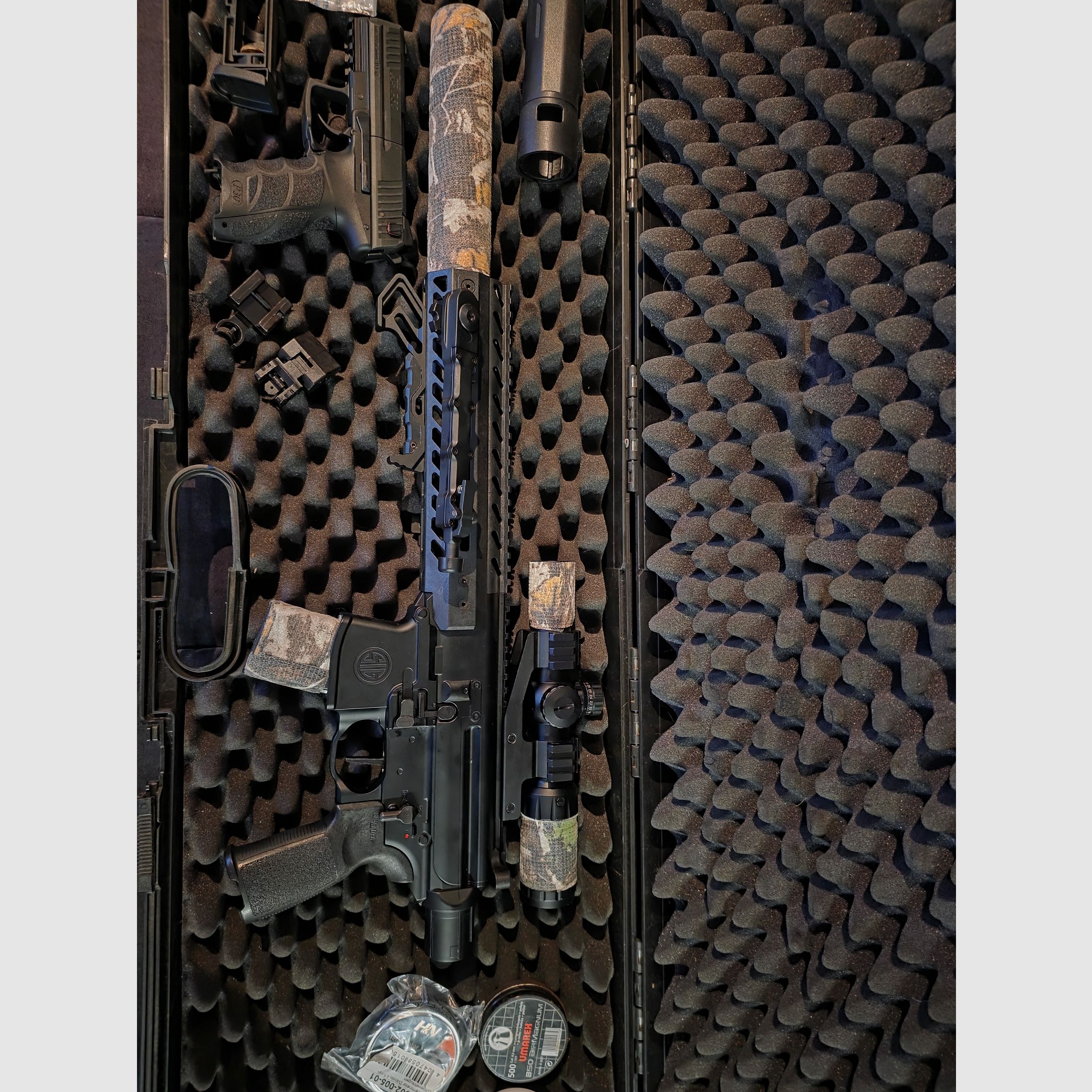 <SIG SAUER MCX Co2 rifle black 4.5 mm diabolo including case and CO2 pistol Heckler & Koch P30 4.5 mm diabolo>