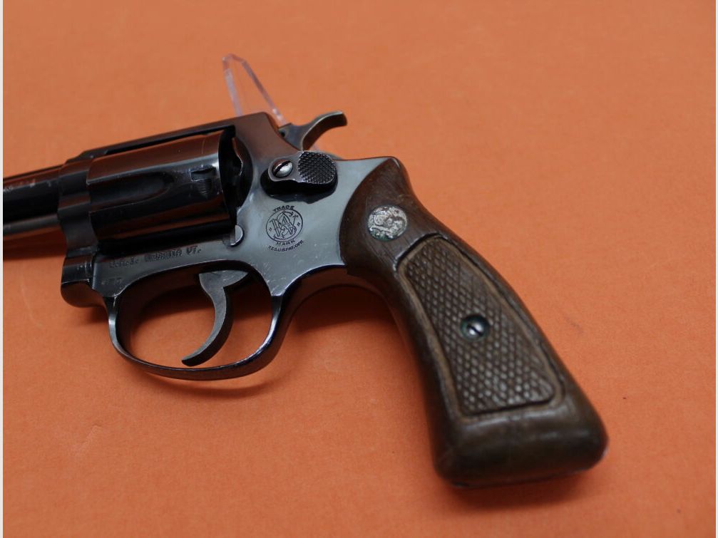 Smith & Wesson Revolver .38 Special Smith & Wesson/ S&W 36 Chiefs Special blued, 3" barrel/ wooden grip used weapon