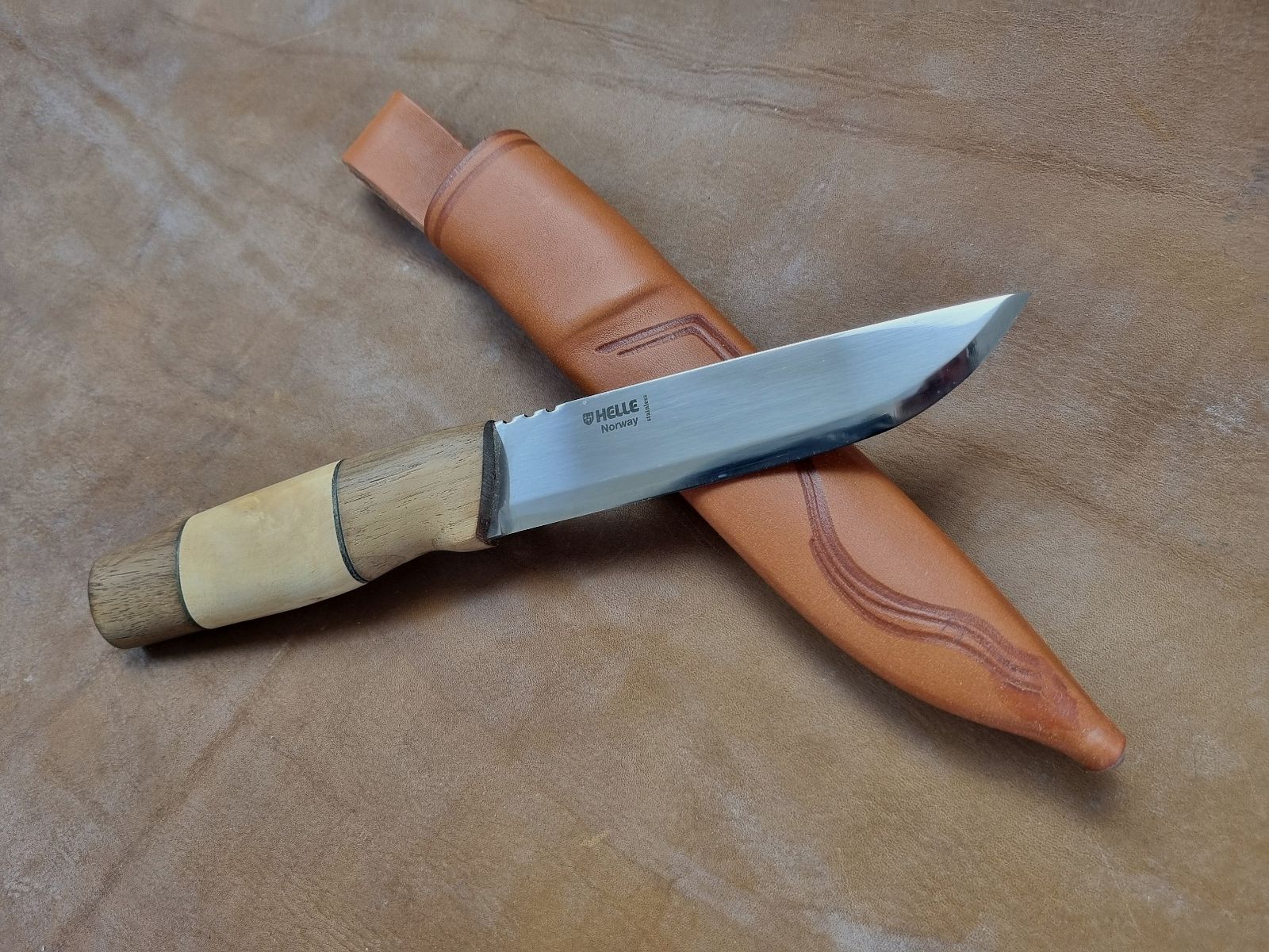 Helle Outdoormesser Modell 90 Brokar Nussbaum Birkenholz Lederscheide