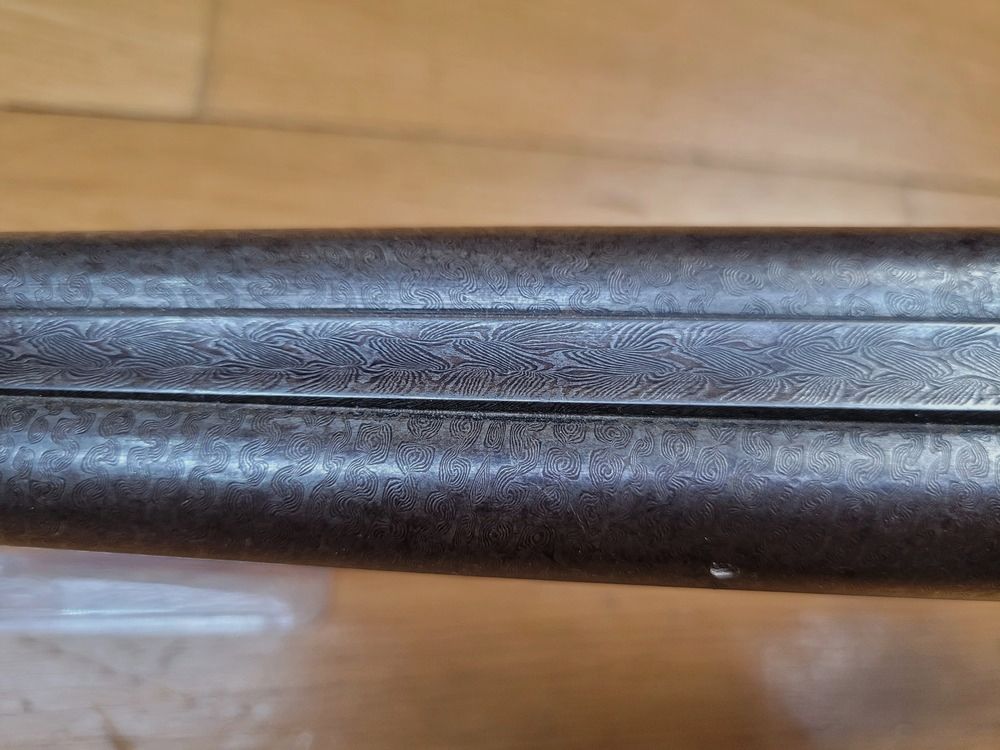 Superbe pistolet de vénerie en acier damas – Damas de type anglais à six bandes peu commun – Cal. 28 – Arquebusier liégeois vers 1845 – Très belle crosse de type renaissance – Platines Pontcharra gravées – Canons juxtaposés à crochets – Baguette en fanon de baleine et ivoire – Excellent état !, image 17 sur 25