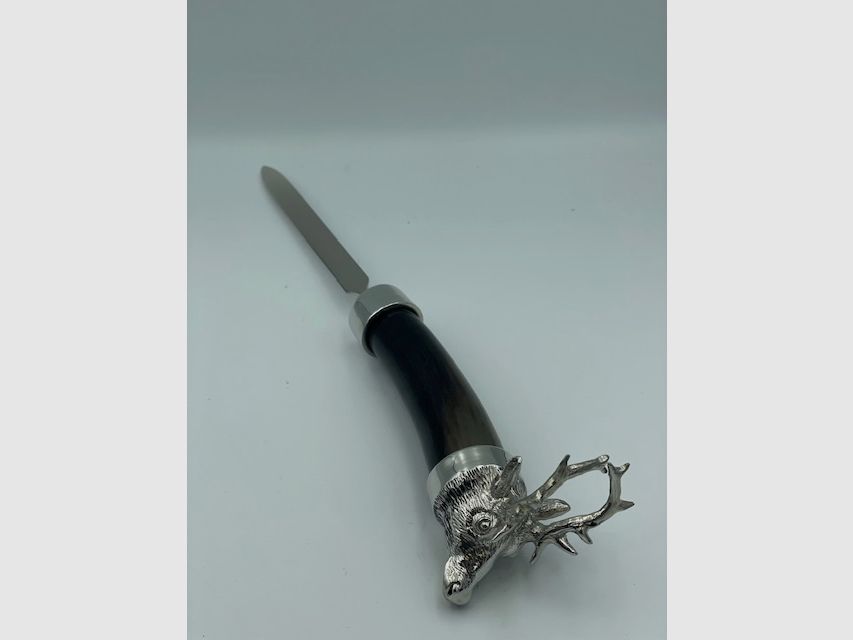 Briefopener van buffelhorn/tin met hertenkop