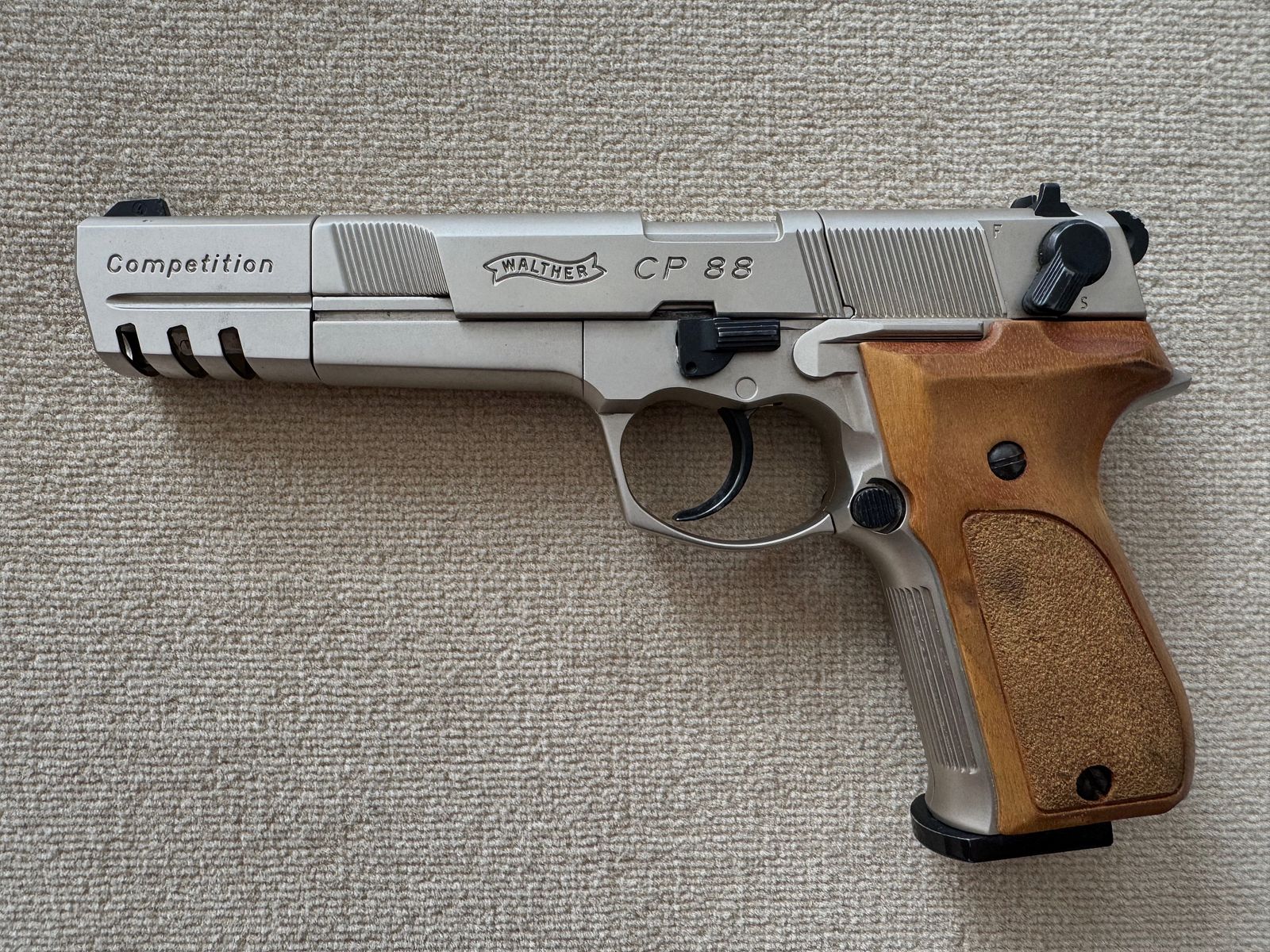 Walther CP88 Competition, vernickelt, Holzgriffe