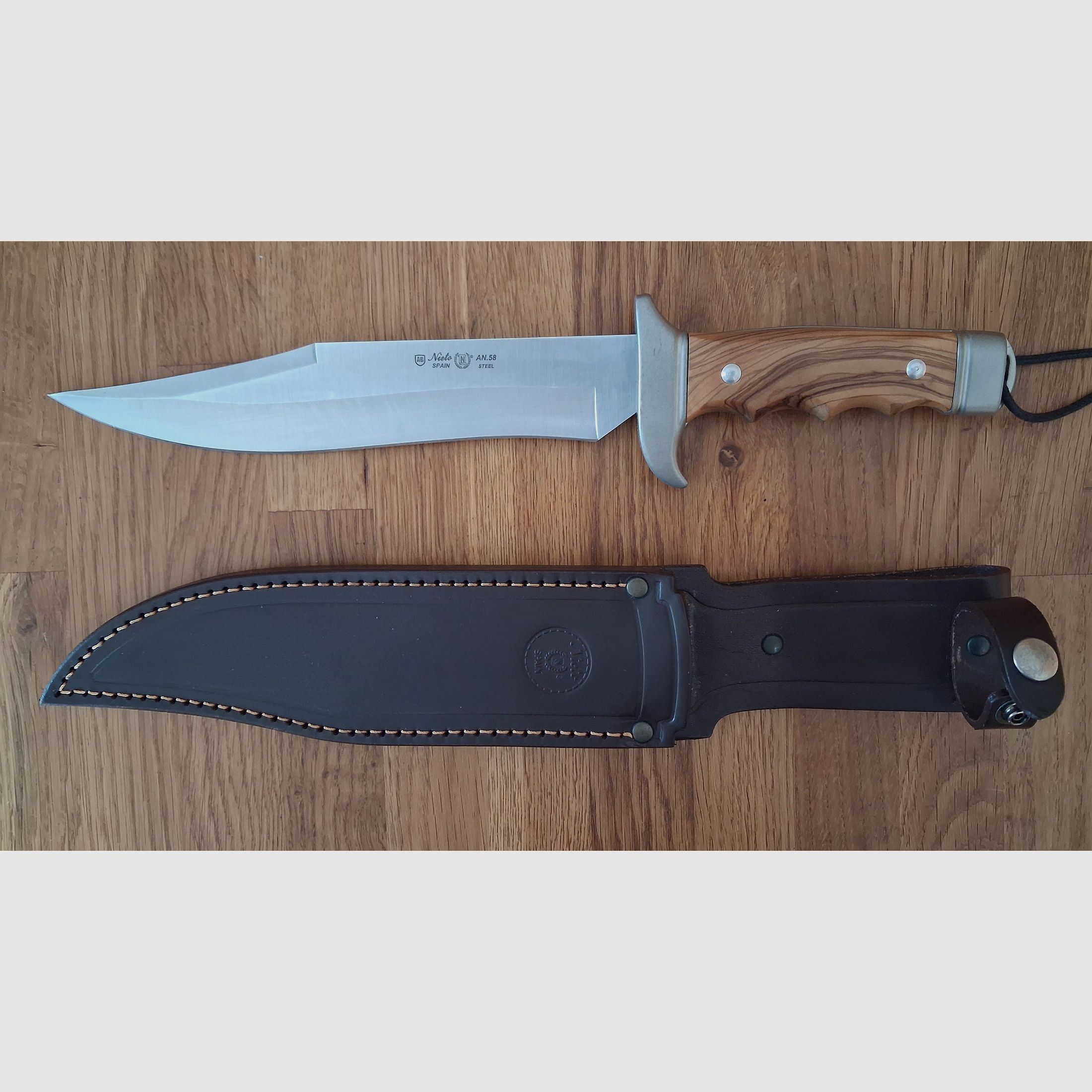 Couteau Nieto Bowie avec poignée en bois d'olivier et étui en cuir