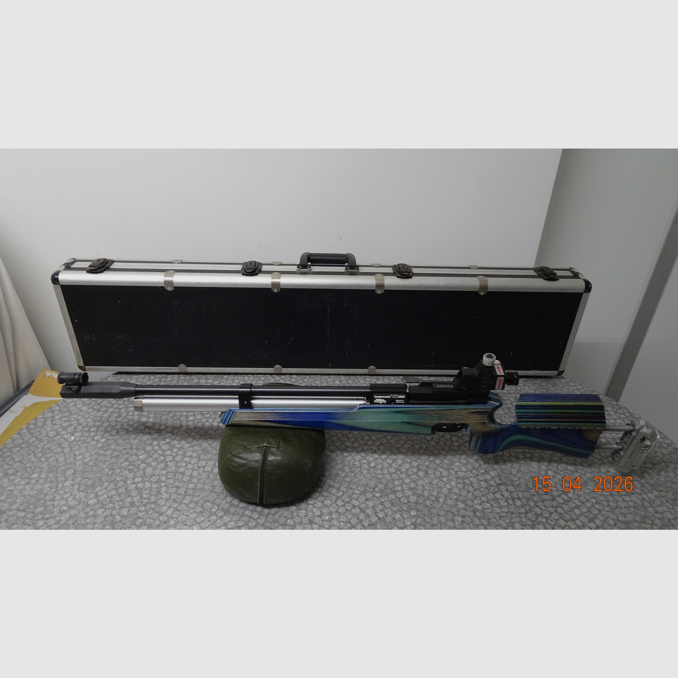 Compétition - Anschütz Match carabine à air Mod. AIR 2002 avec crosse en bois stratifié - Capuchon en alu. - Cartouche à air comprimé LG alu argent