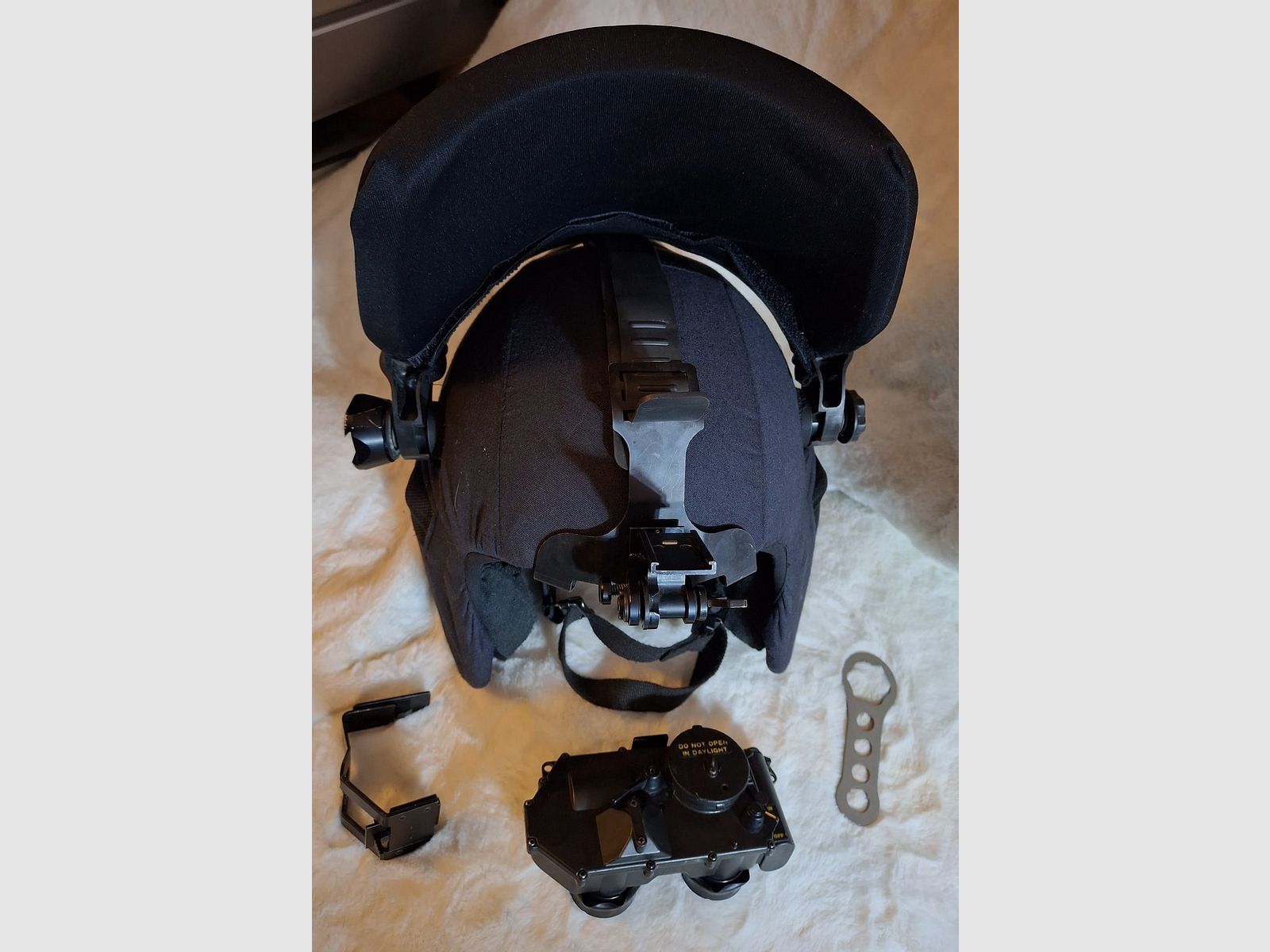 Nachtzichtversterker met helm- en hoofdbevestiging