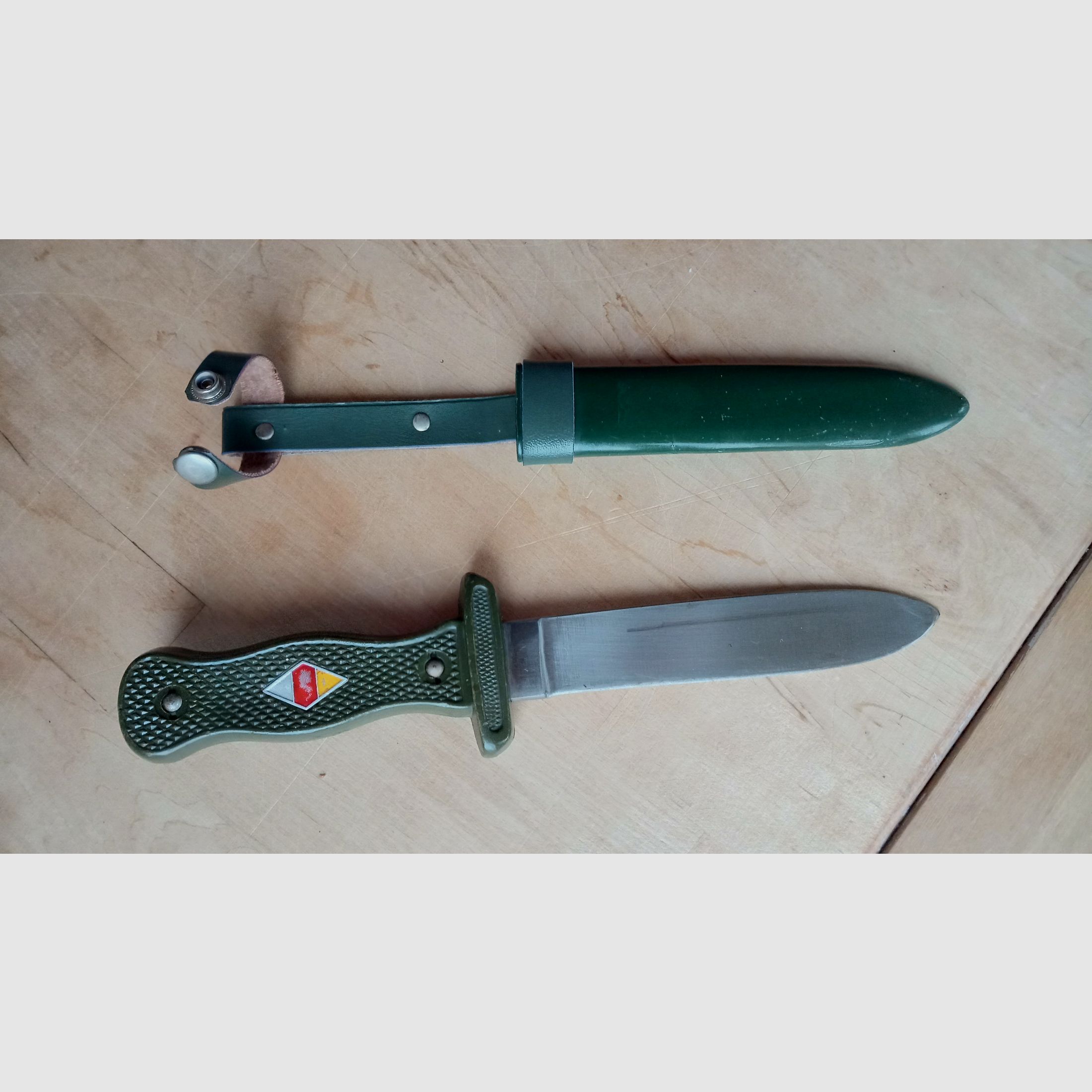 Original Fahrtenmesser von Hubertus Solingen aus dem Kalten Krieg  Vorlage BW Kampfmesser und optisch angelehnt an HJ Fahrtenmesser