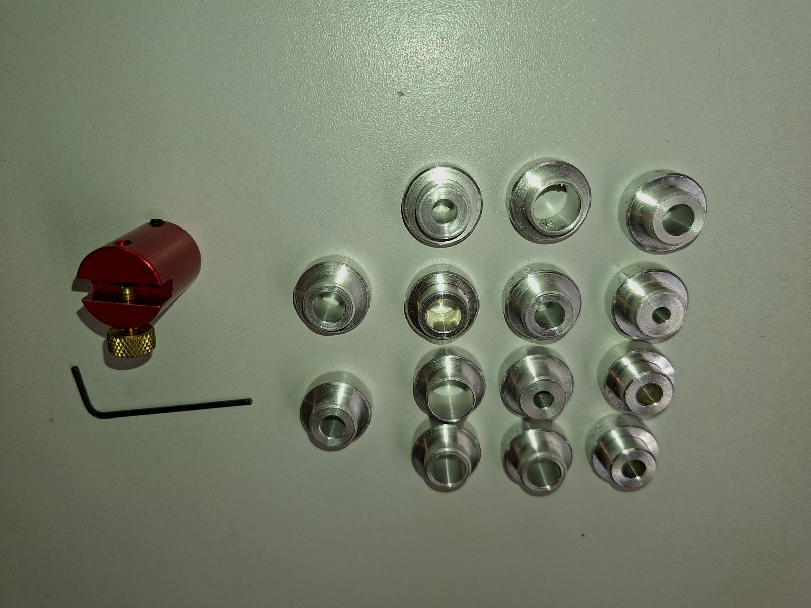 Hornady LNL Comperator Set mit 14 Kalibereinsätzen für Messschieber