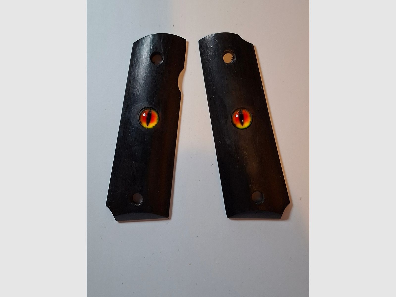 Griffschalen der Cold 1911, siehe Bild.