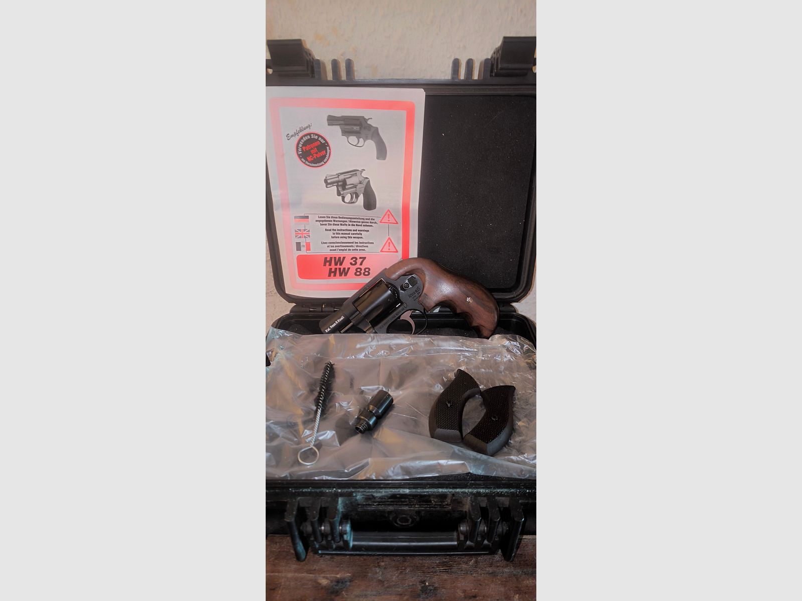 Rewolwer Weihrauch HW 88 Super Airweight w kalibrze 9mmRK z osłoną na kurek, uchwytami oryginalnymi oraz oryginalną instrukcją obsługi, nie strzelany, jak nowy!!!